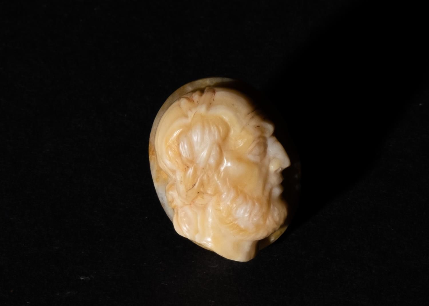 A GREEK AGATE FIGURAL INTAGILIO 一件希腊AGATE雕像的INTAGILIO
 
 直径：2.2厘米