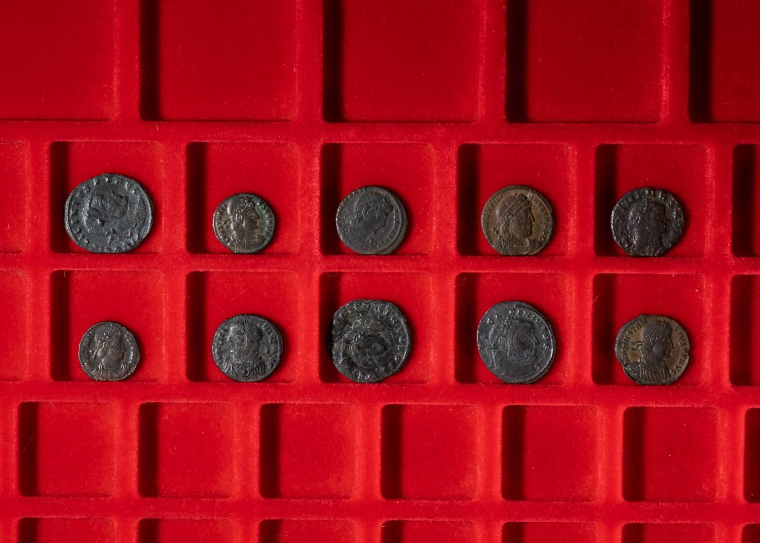 TEN ROMAN COINS CONSTANTINE PERIOD 十枚罗马钱币康斯坦丁时期
 
 最大的直径：2.2厘米