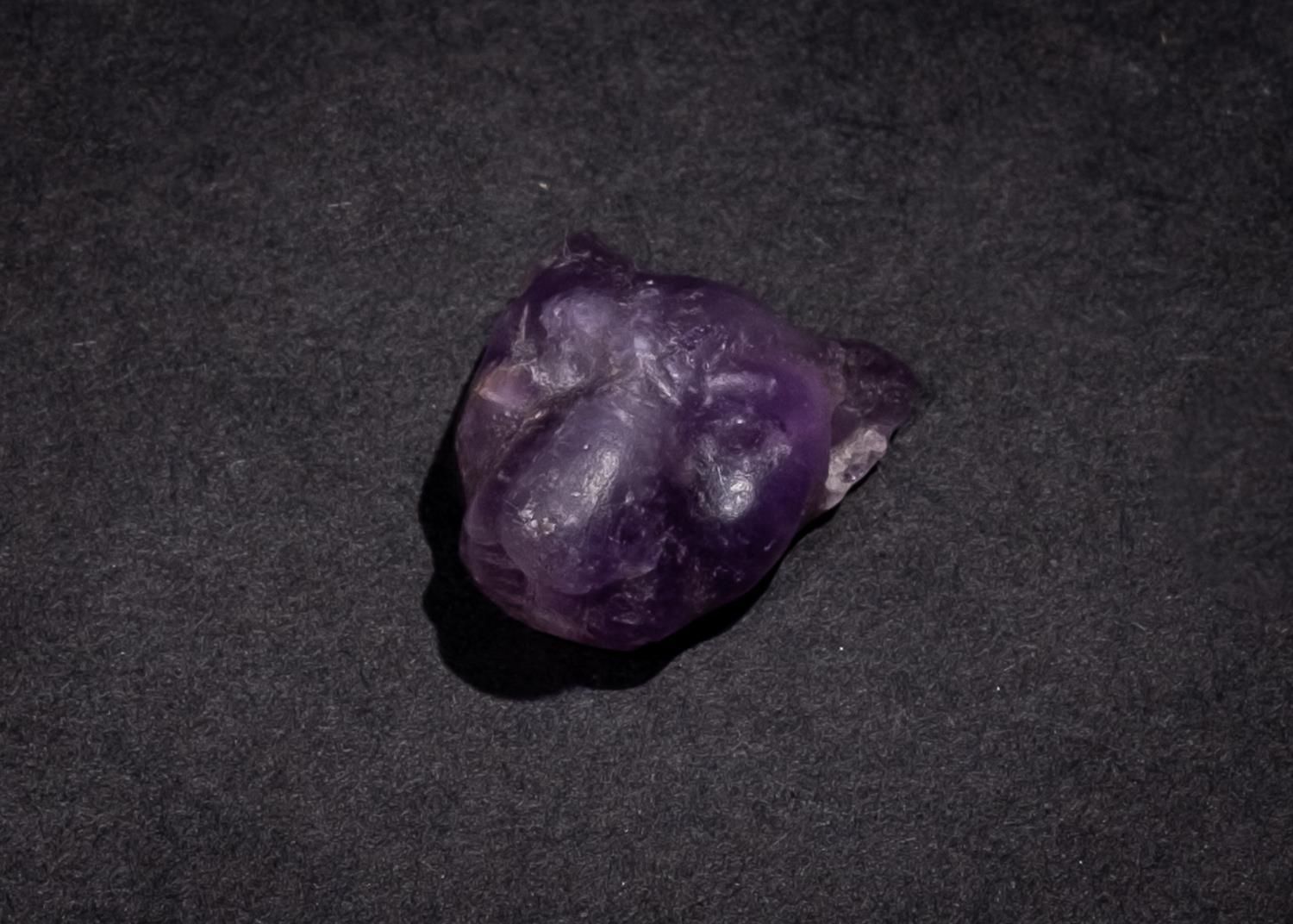 AN EGYPTIAN AMETHYST FRAGMENT OF A FELINE 一个埃及AMETHYST 片状的动物
 
 长1.8厘米