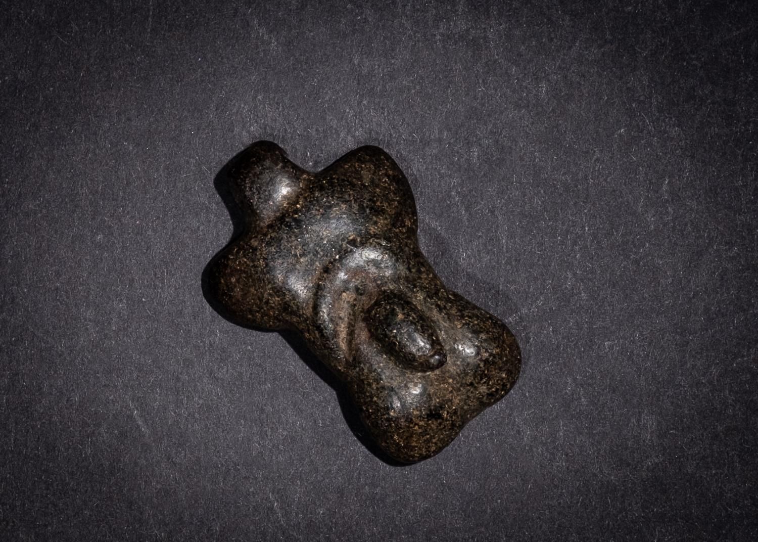 A GRANITE IDOL AMULET UNE AMULETTE IDOL EN GRANITE
 
 Longueur : 4,2 cm