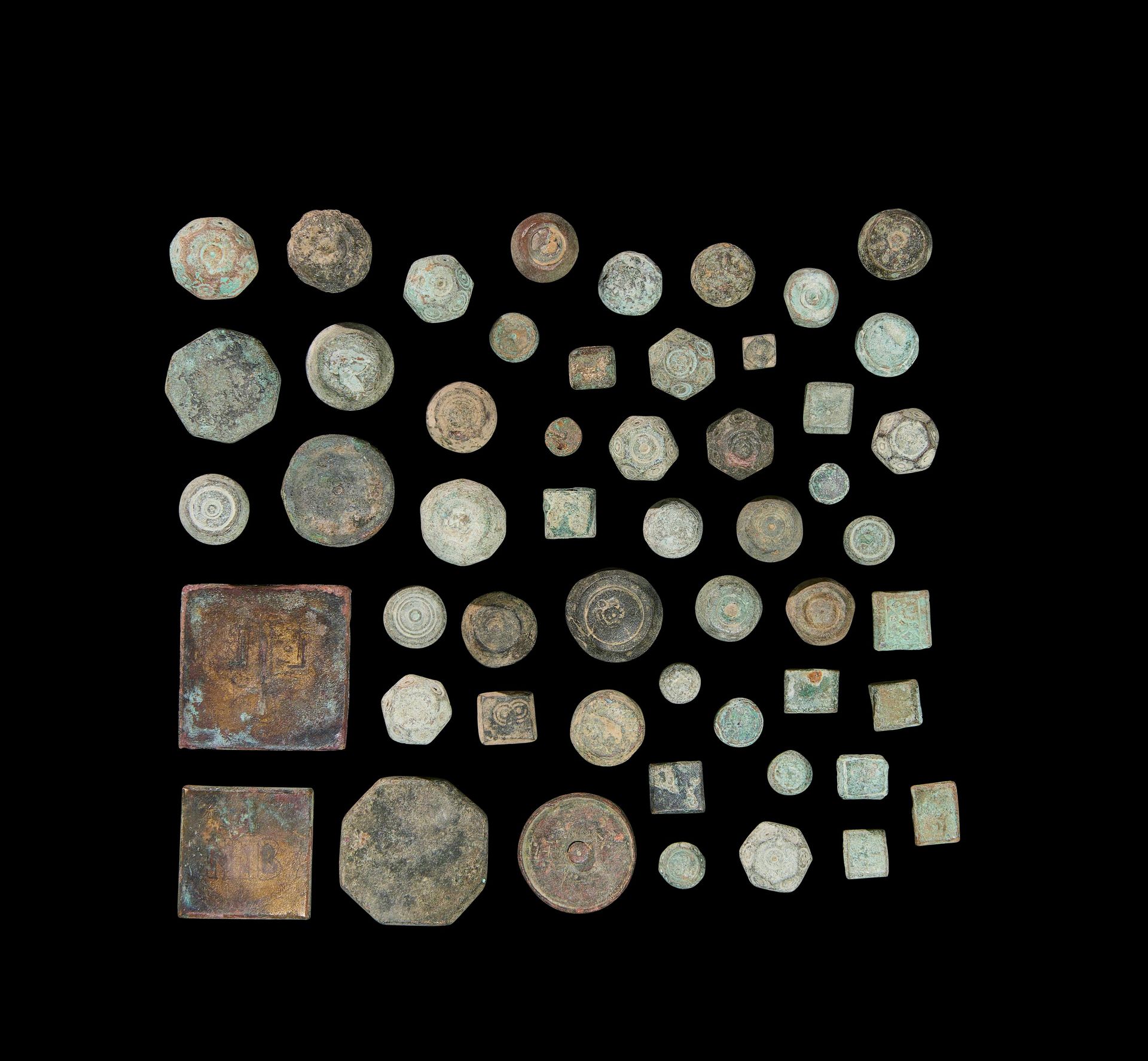 ASSORTMENT OF METAL BYZANITINE BEADS, STAMPS & WEIGHTS, CIRCA 5TH CENTURY 各种各样的金&hellip;