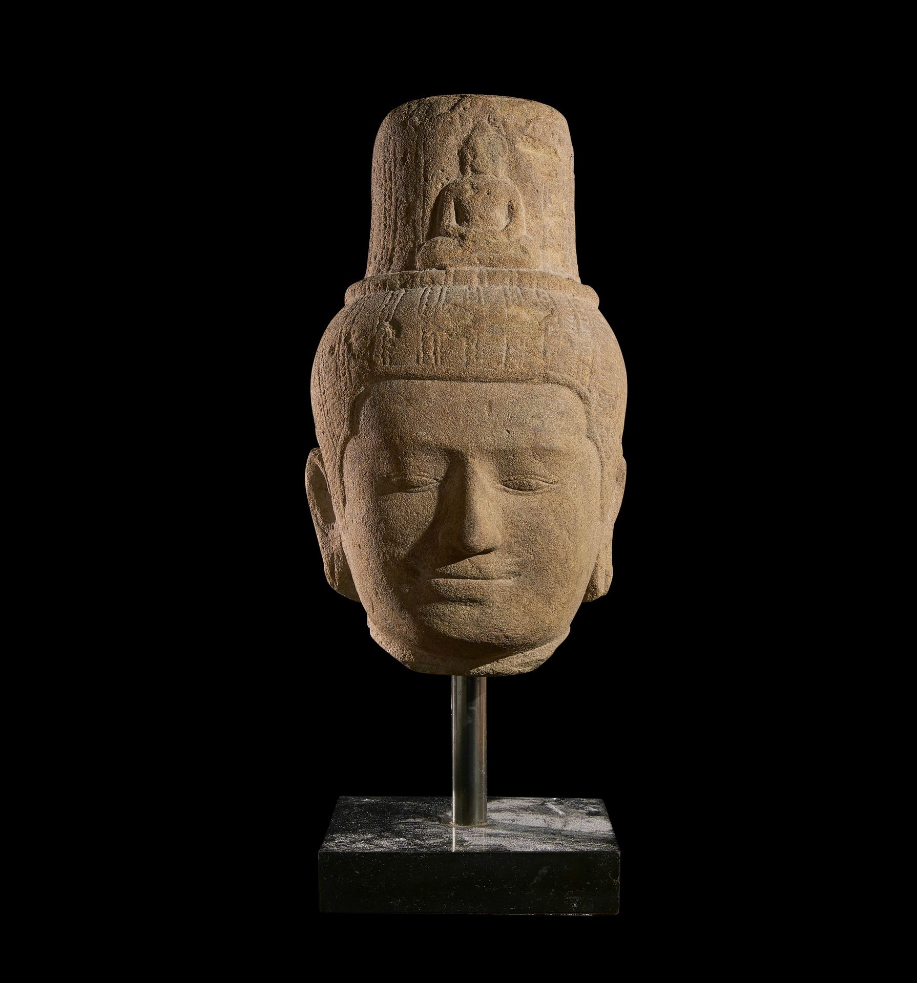 A KHMER SANDSTONE HEAD OF LOKESHVARAM BAYON STYLE, CIRCA 12TH-13TH CENTURY TÊTE &hellip;