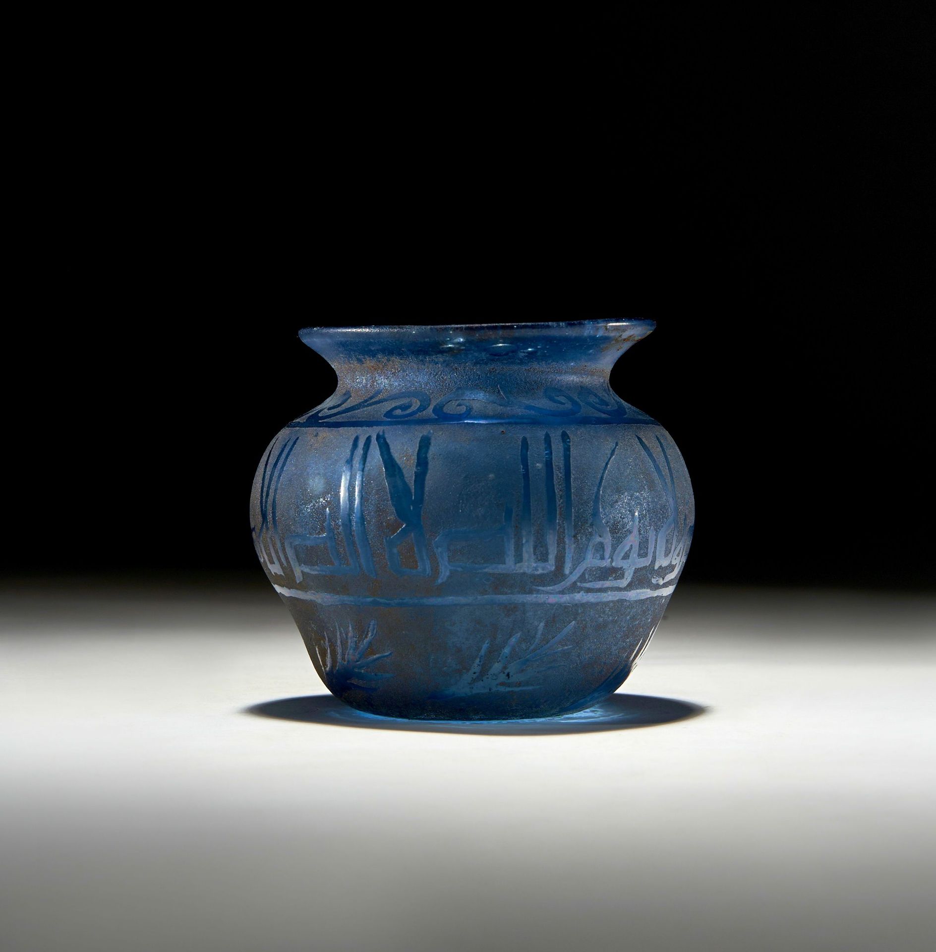 A KUFIC INSCRIBED BLUE GLASS POT, PROBABLY 9TH-11TH CENTURY A.D. EIN BLAUES GLAS&hellip;