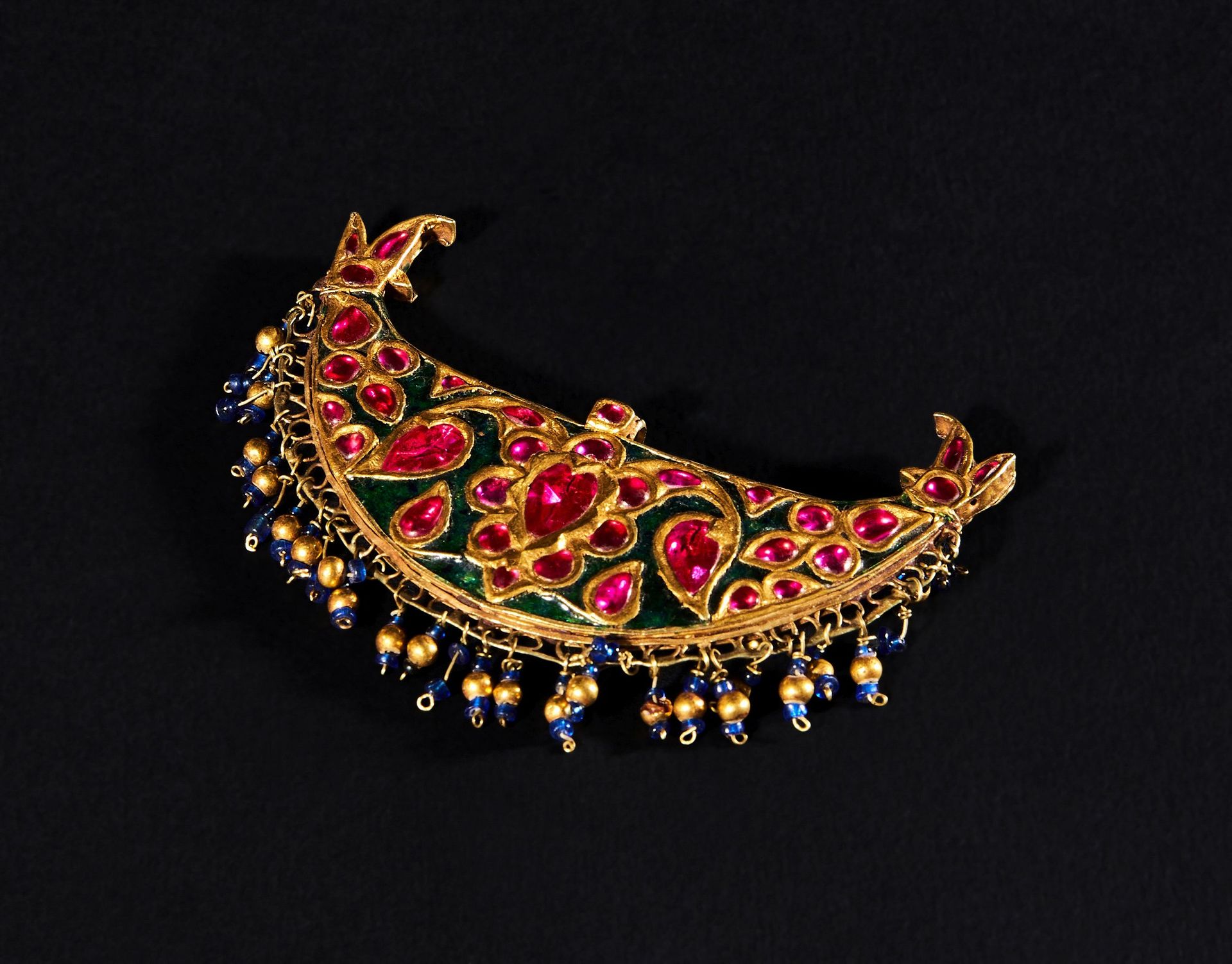 A LARGE MUGHAL GEM SET & ENAMELLED GOLD PENDANT, 18TH/19TH CENTURY 莫卧儿宝石镶嵌珐琅彩金大吊&hellip;