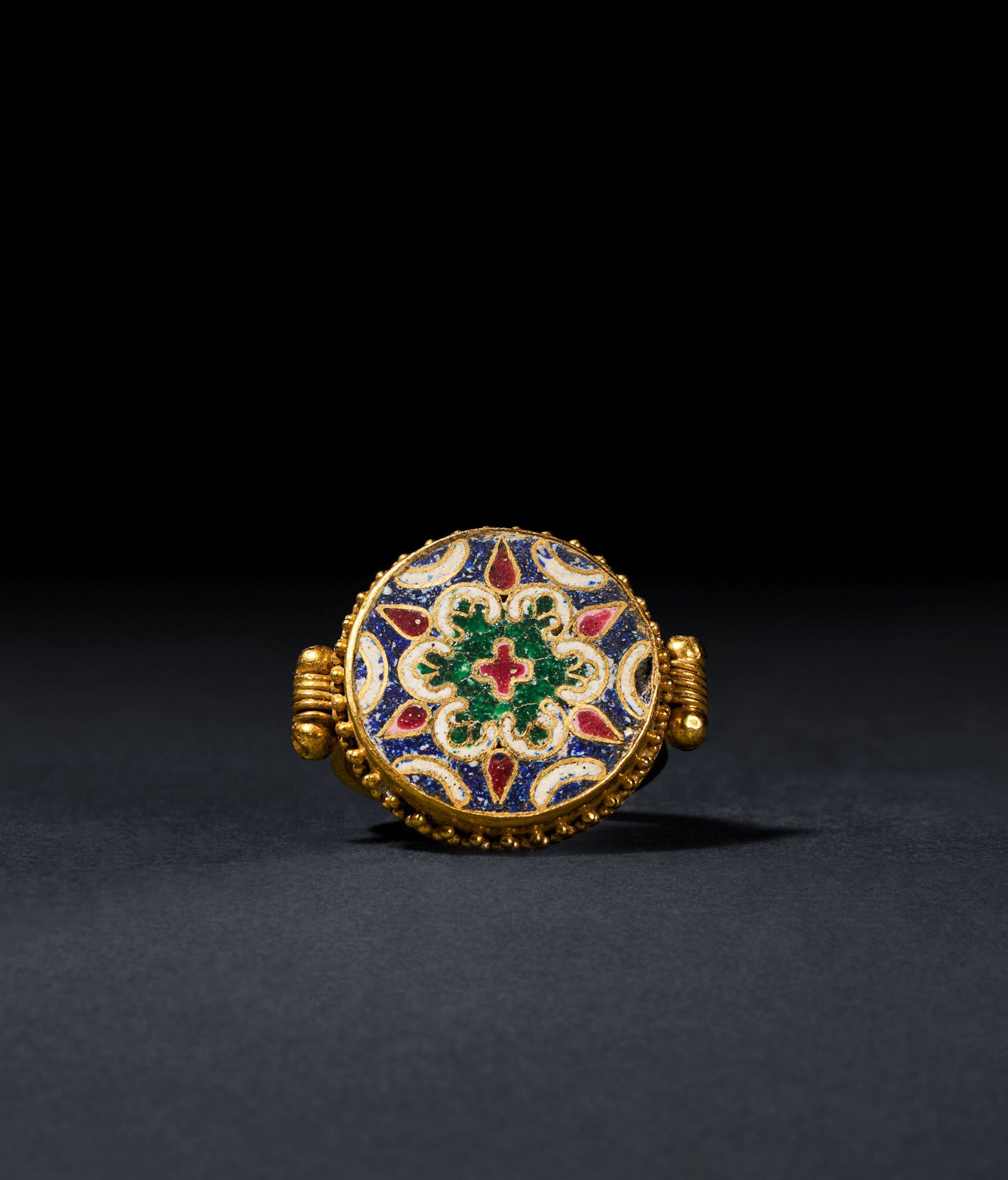 A BYZANTINE GOLD AND ENAMEL DISK RING, CIRCA 10TH-12TH CENTURY A.D. ANELLO A DIS&hellip;