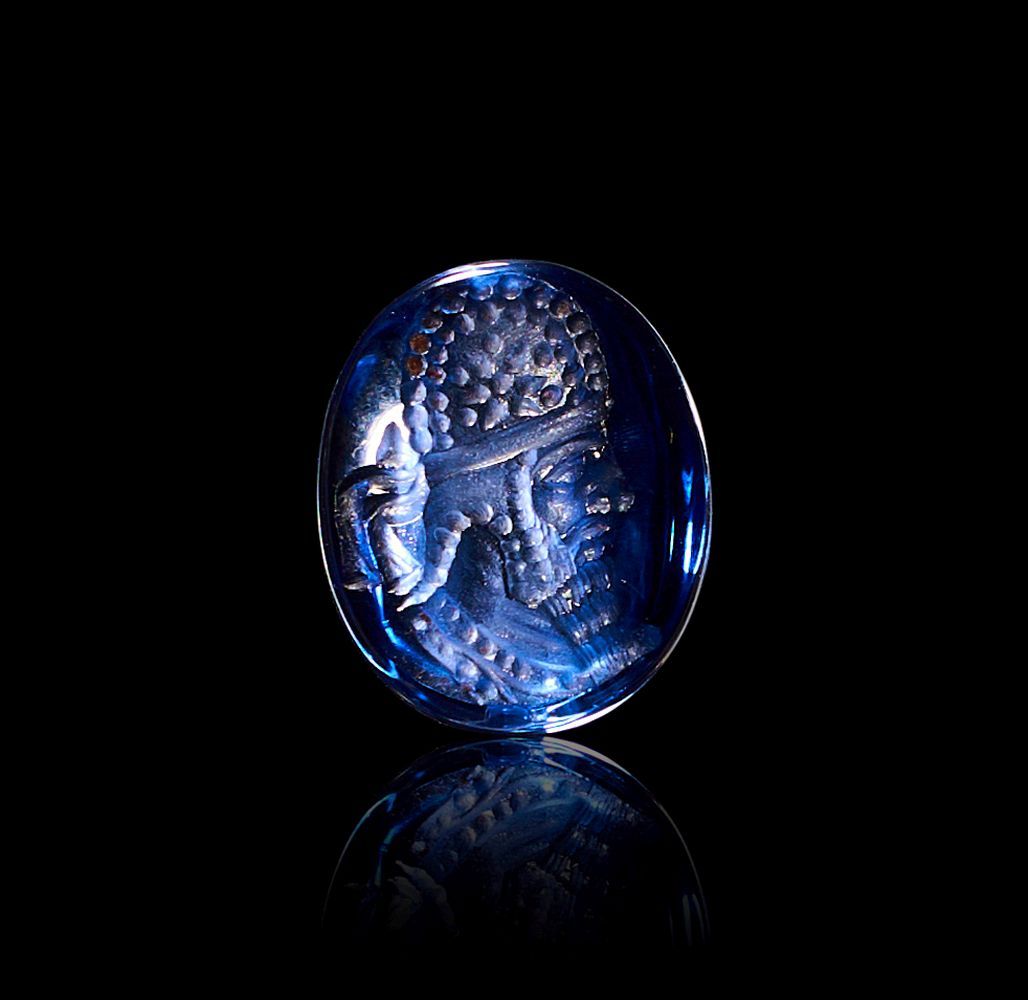 A BLUE SAPPHIRE INTAGLIO DEPICTING AN ISLAMIC RULER 一幅描绘伊斯兰统治者的蓝宝石凹版画
 
 长度：1 厘米