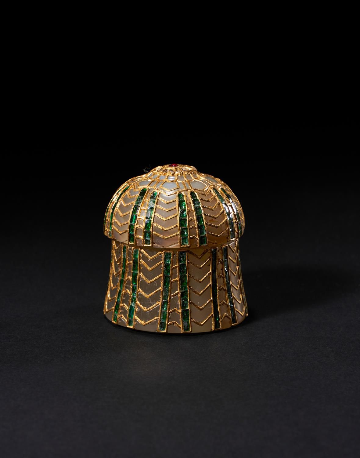 A MUGHAL GOLD GEM SET JADE JEWELLED BOX, 18TH CENTURY BOÎTE À BIJOUX MOGHOLE EN &hellip;