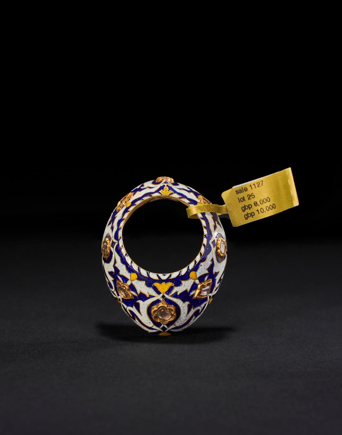 A RARE GEM SET ENAMELLED GOLD MUGHAL ARCHER RING, 18TH CENTURY, INDIA RARE BAGUE&hellip;