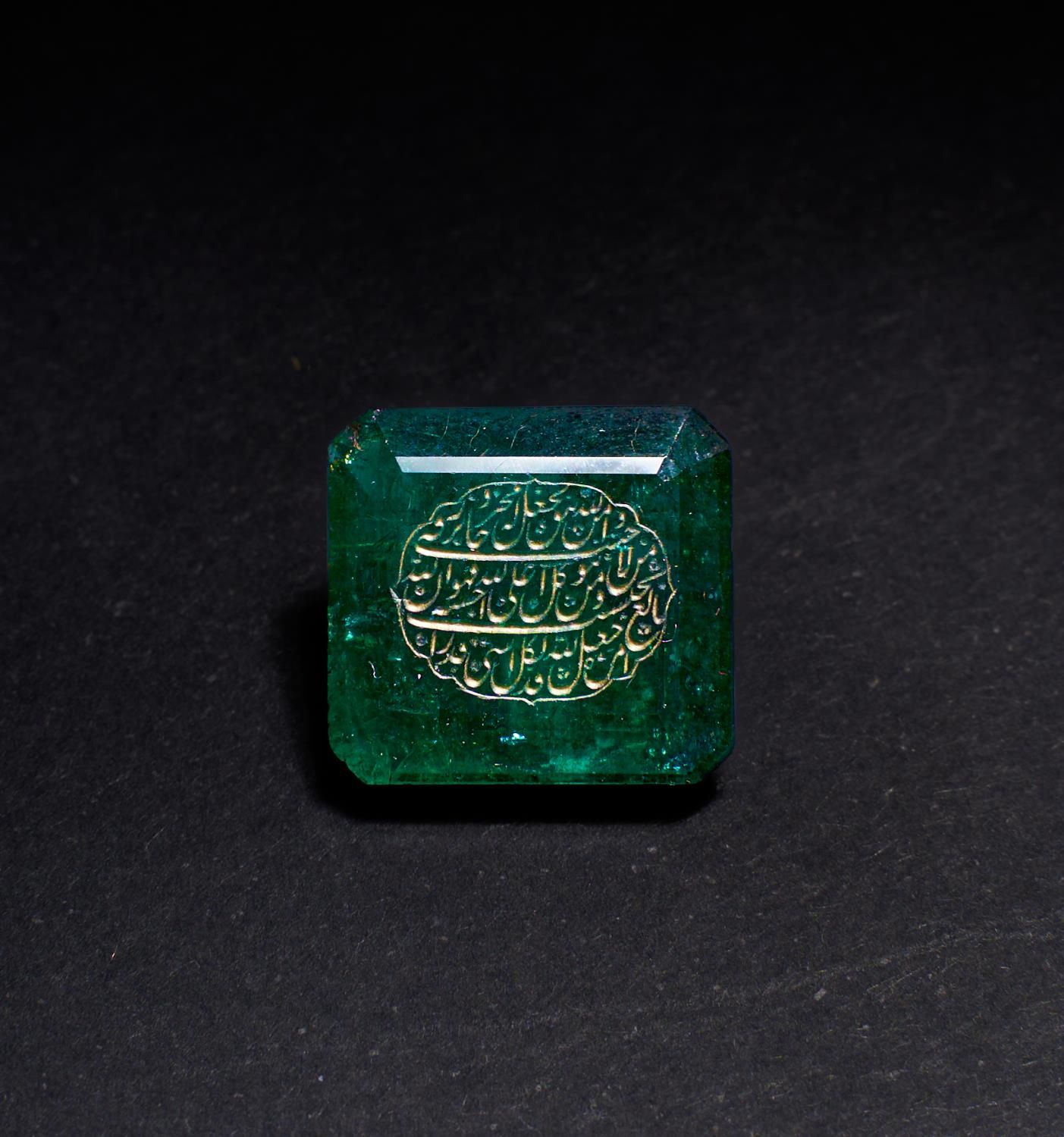 A HIGHLY RARE INSCRIBED EMERALD, LATE 18TH CENTURY, INDO PERSIAN UNE TRÈS RARE É&hellip;