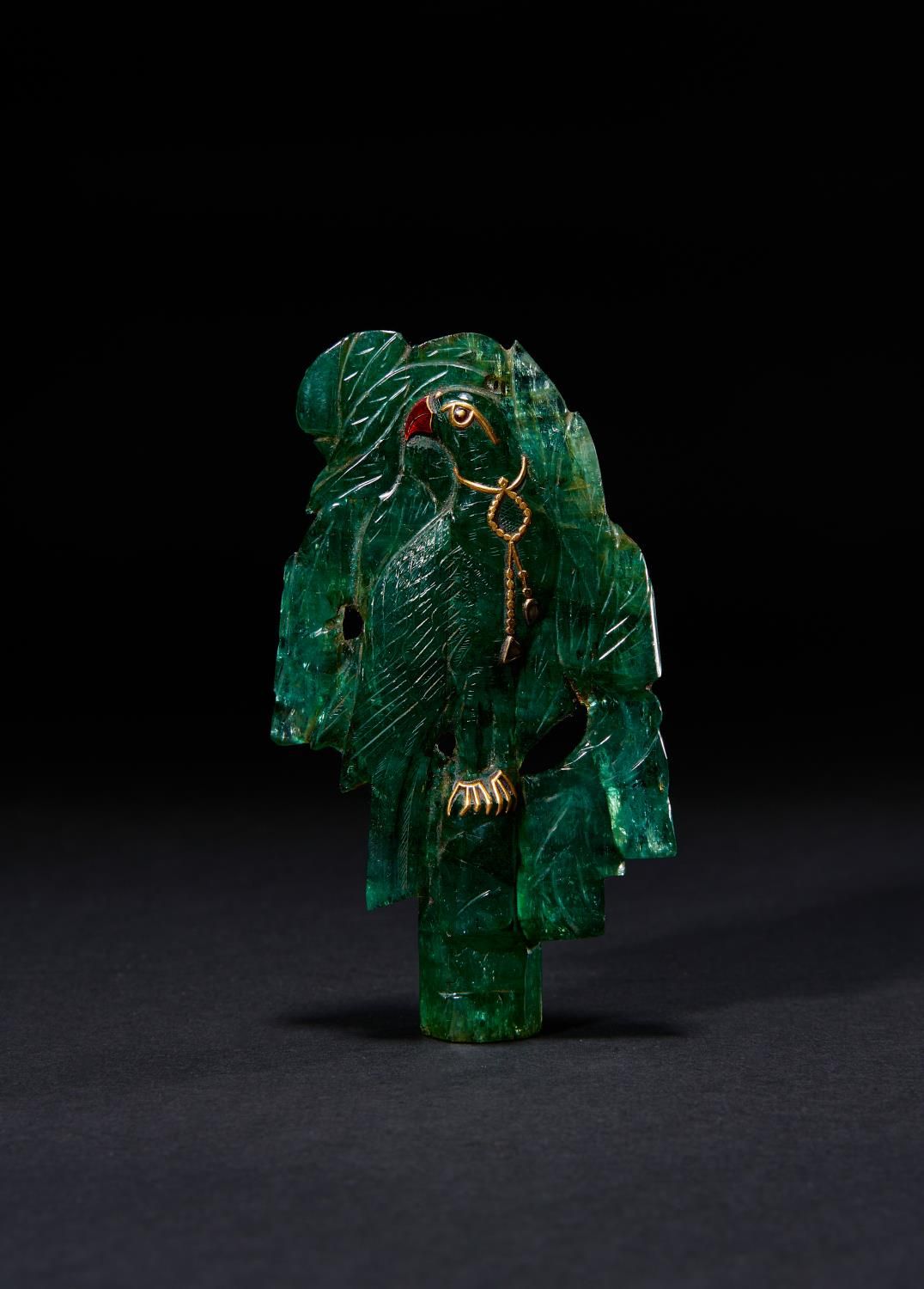 A LARGE CARVED MUGHAL EMERALD IN THE FORM OF A PARROT, 18TH/19TH CENTURY, MUGHAL&hellip;