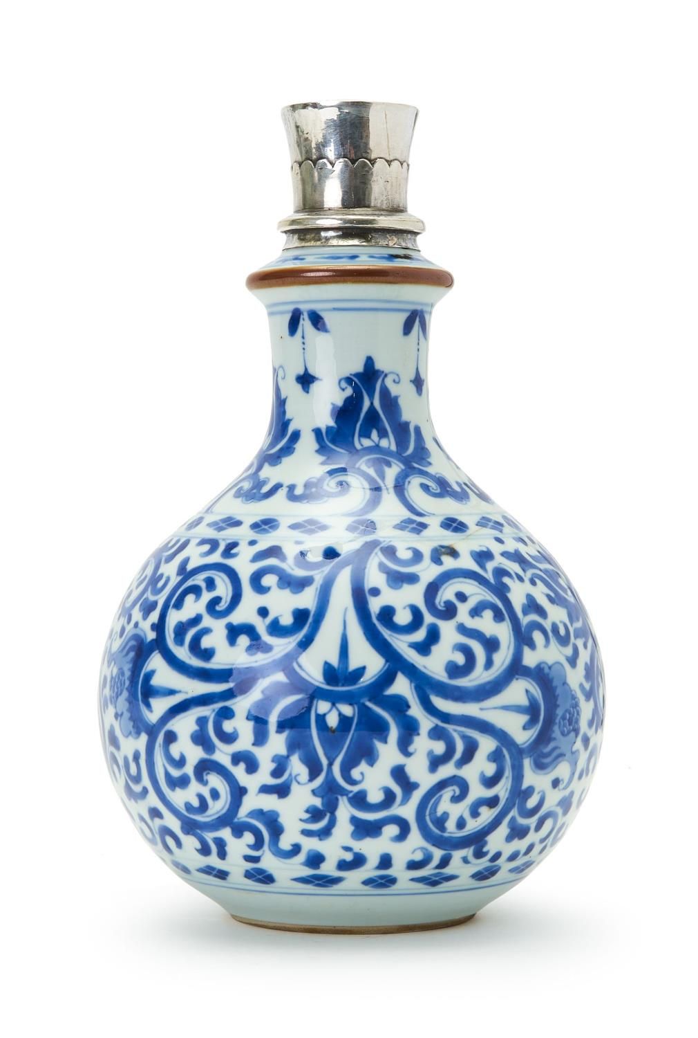A CHINESE BLUE & WHITE HOOKAH BASE, KANGXI PERIOD (1662-1722) BASE DE NARGUILÉ C&hellip;