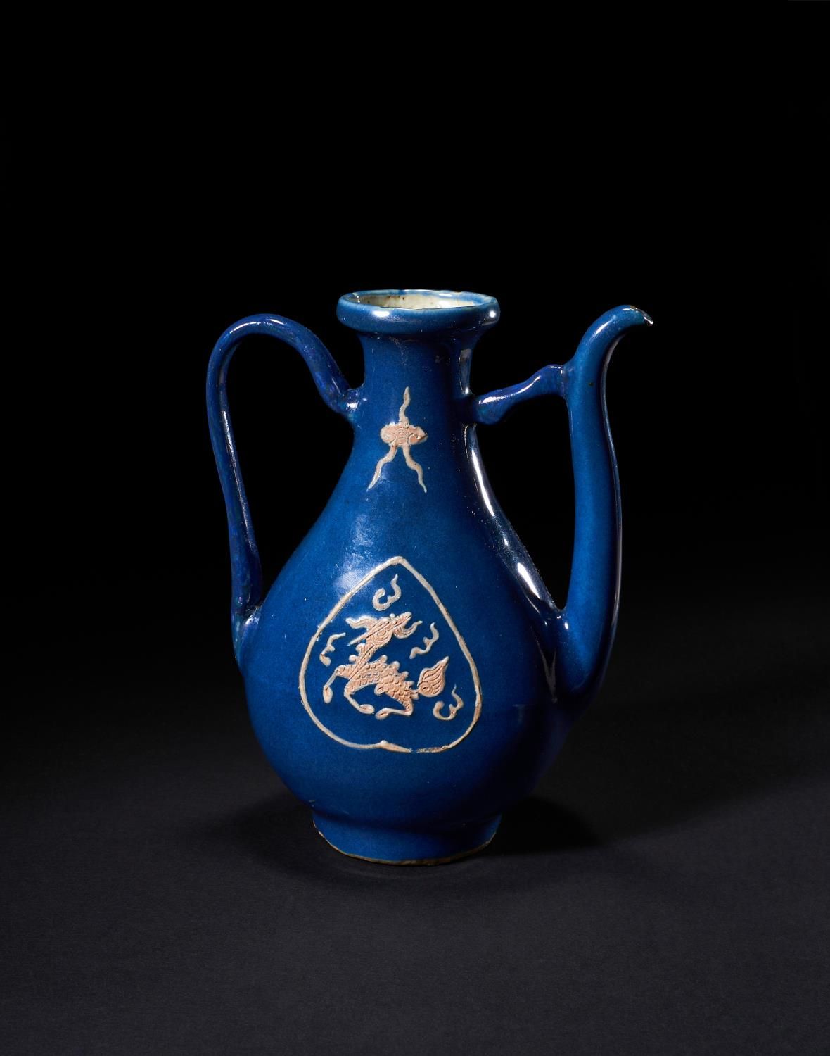 A BLUE-GLAZED AND SLIP-DECORATED EWER LATE MING DYNASTY (1368-1644) 明代晚期（1368-16&hellip;