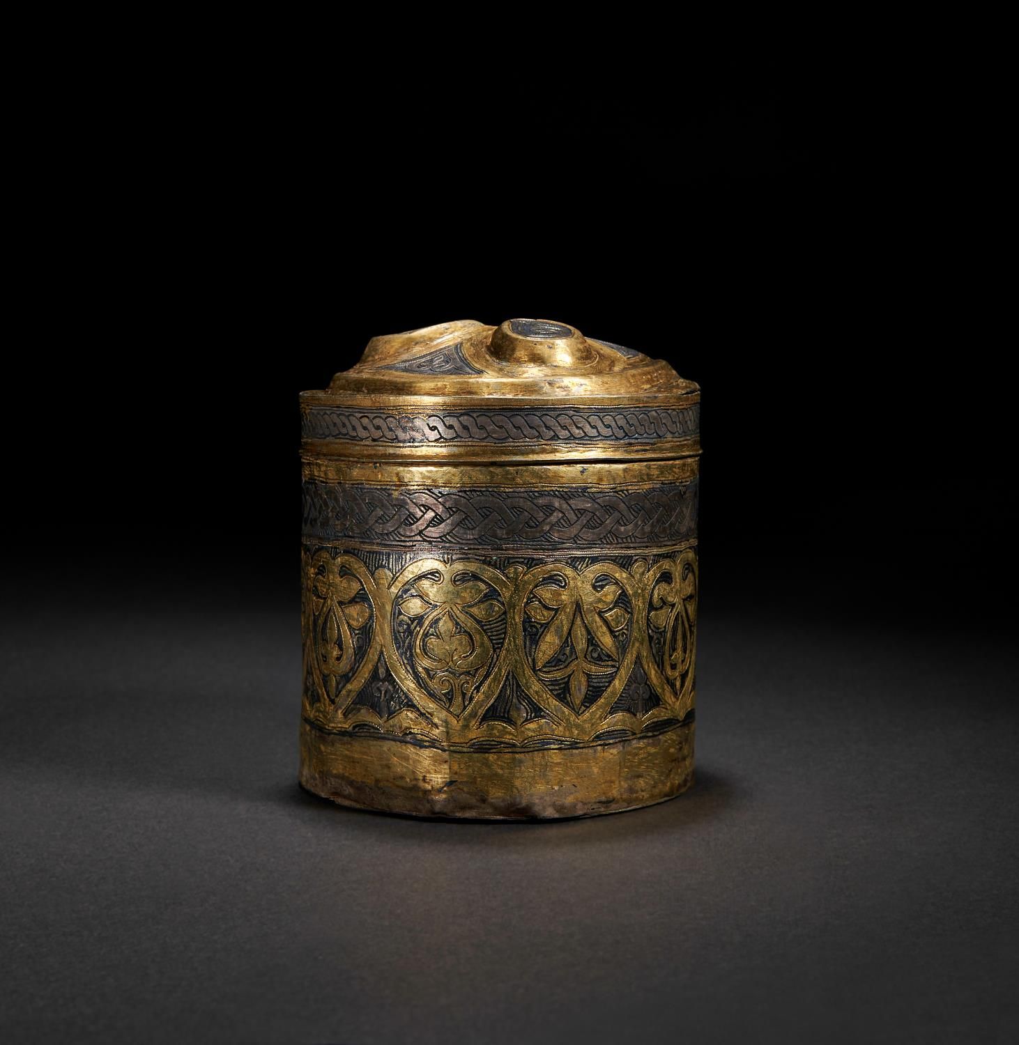 AN IMPORTANT PARCEL-GILT SILVER PYXIS, CENTRAL ASIA OR CILICIAN ARMENIA, 7TH-10T&hellip;