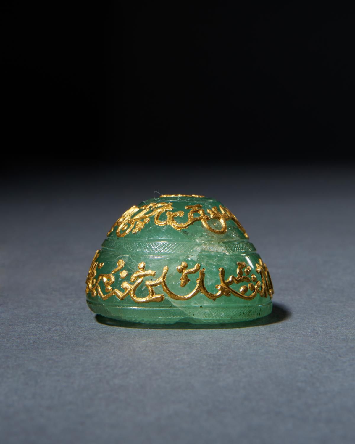 A LARGE MUGHAL EMERALD WITH GOLD INSCRIPTION, 18TH CENTURY, INDIA 带金质铭文的大块莫卧儿绿宝石&hellip;