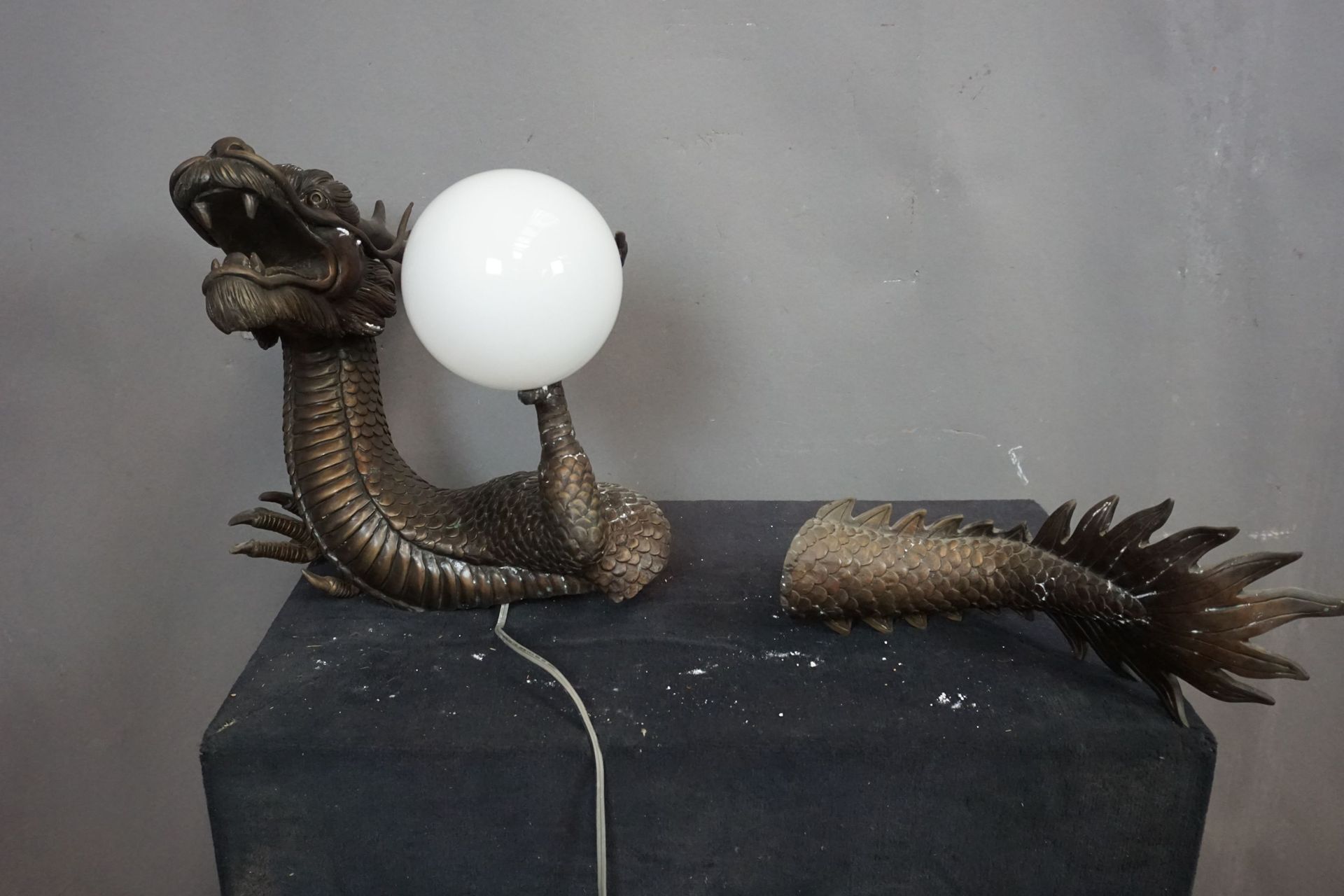 Null Wall lamp in bronze, dragon coming in and out of the wall