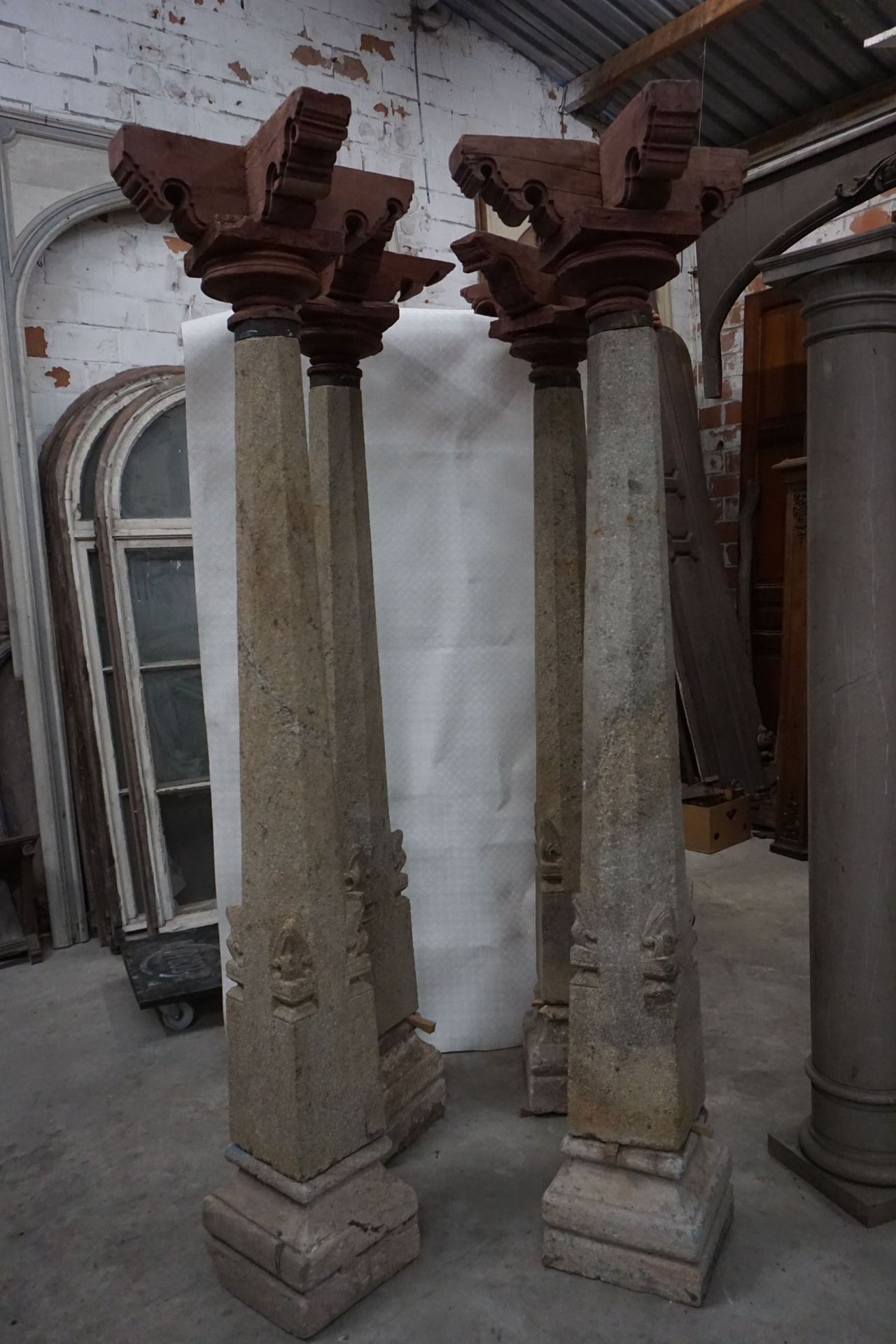 Null 4 columnas de granito con capitel de madera H225x60x60