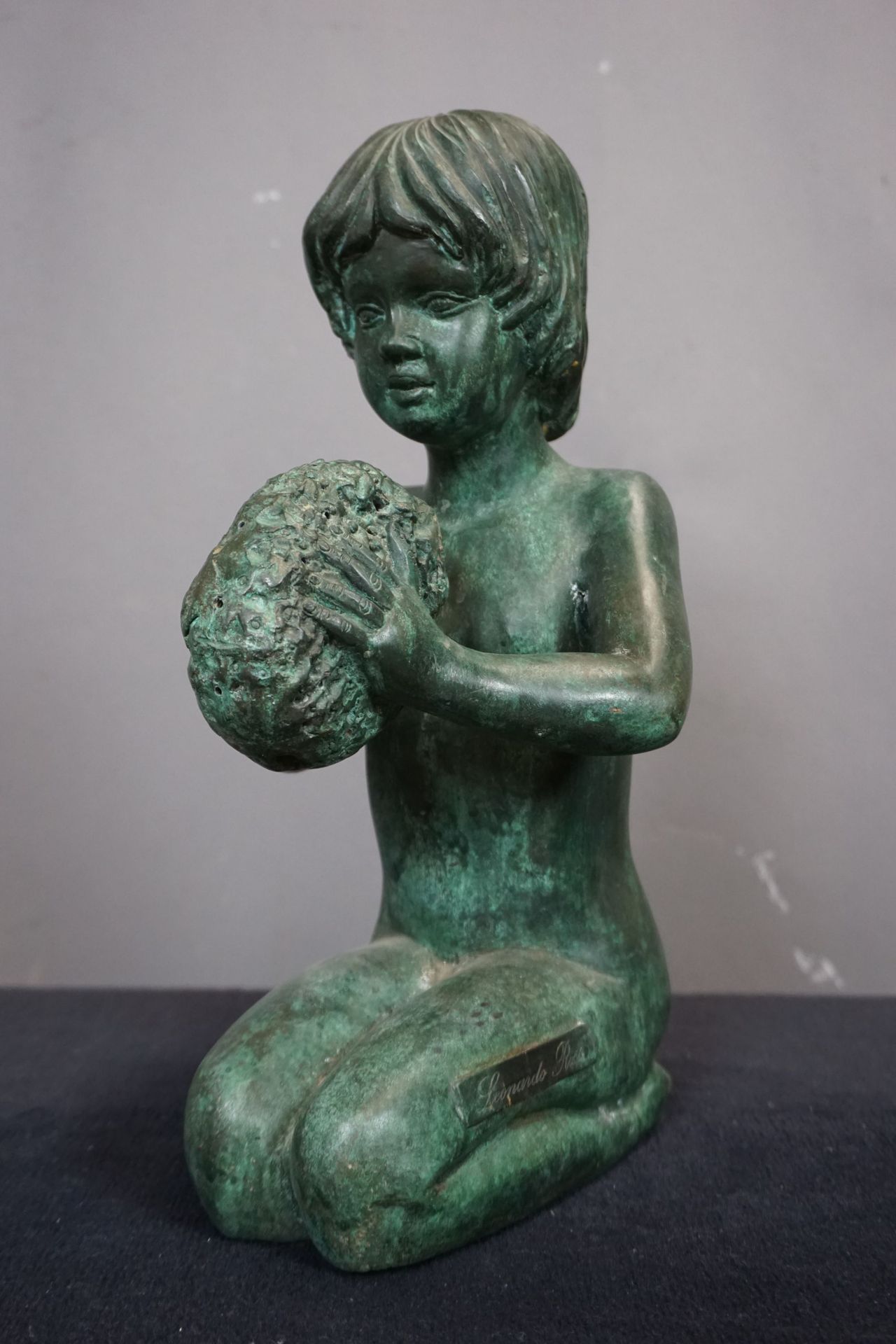 Fountain, girl with sponge in bronze H40