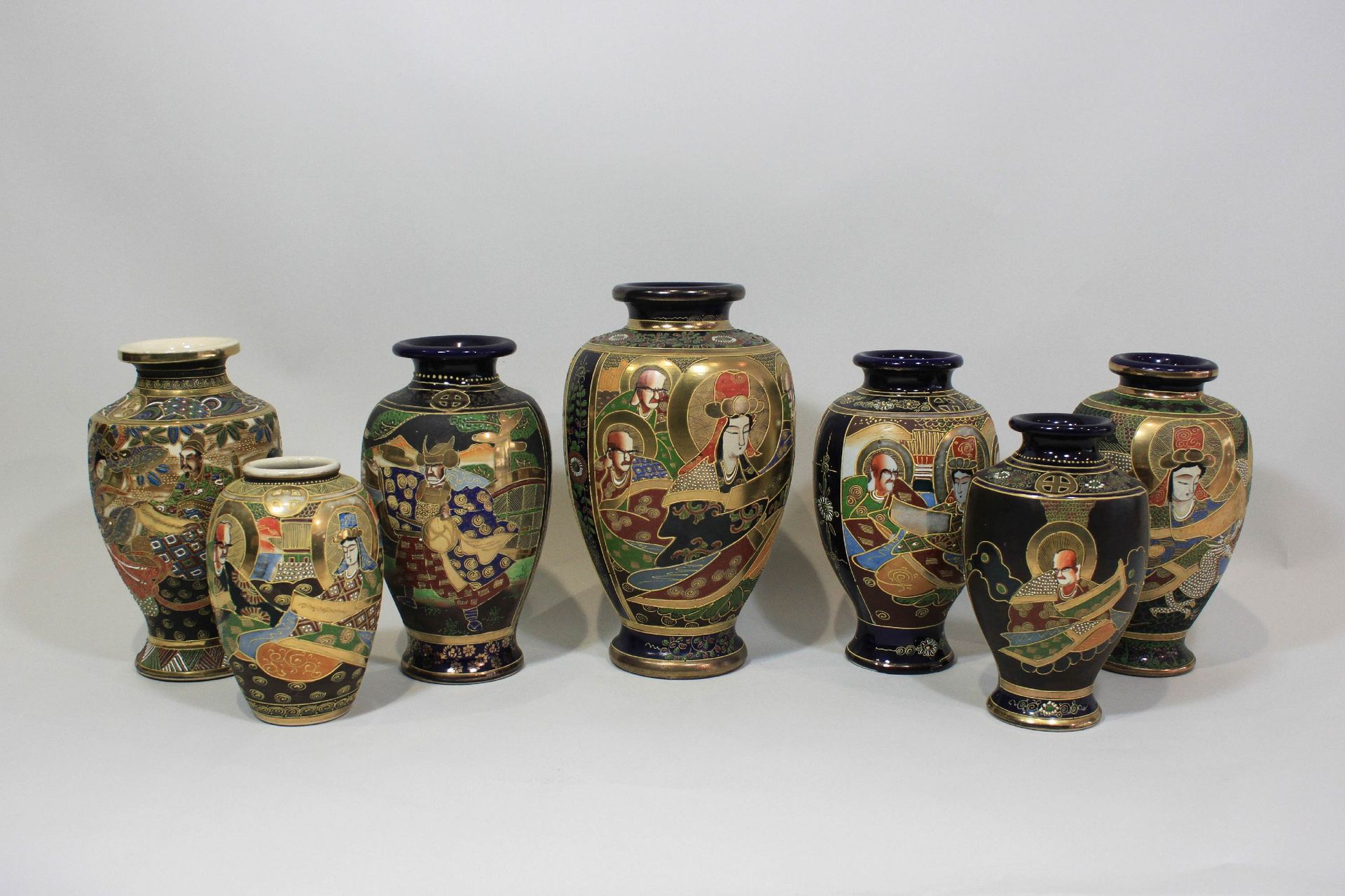 7个花瓶，日本，萨摩瓷器，金或蓝地，多色绘画，人物场景，底部有各种