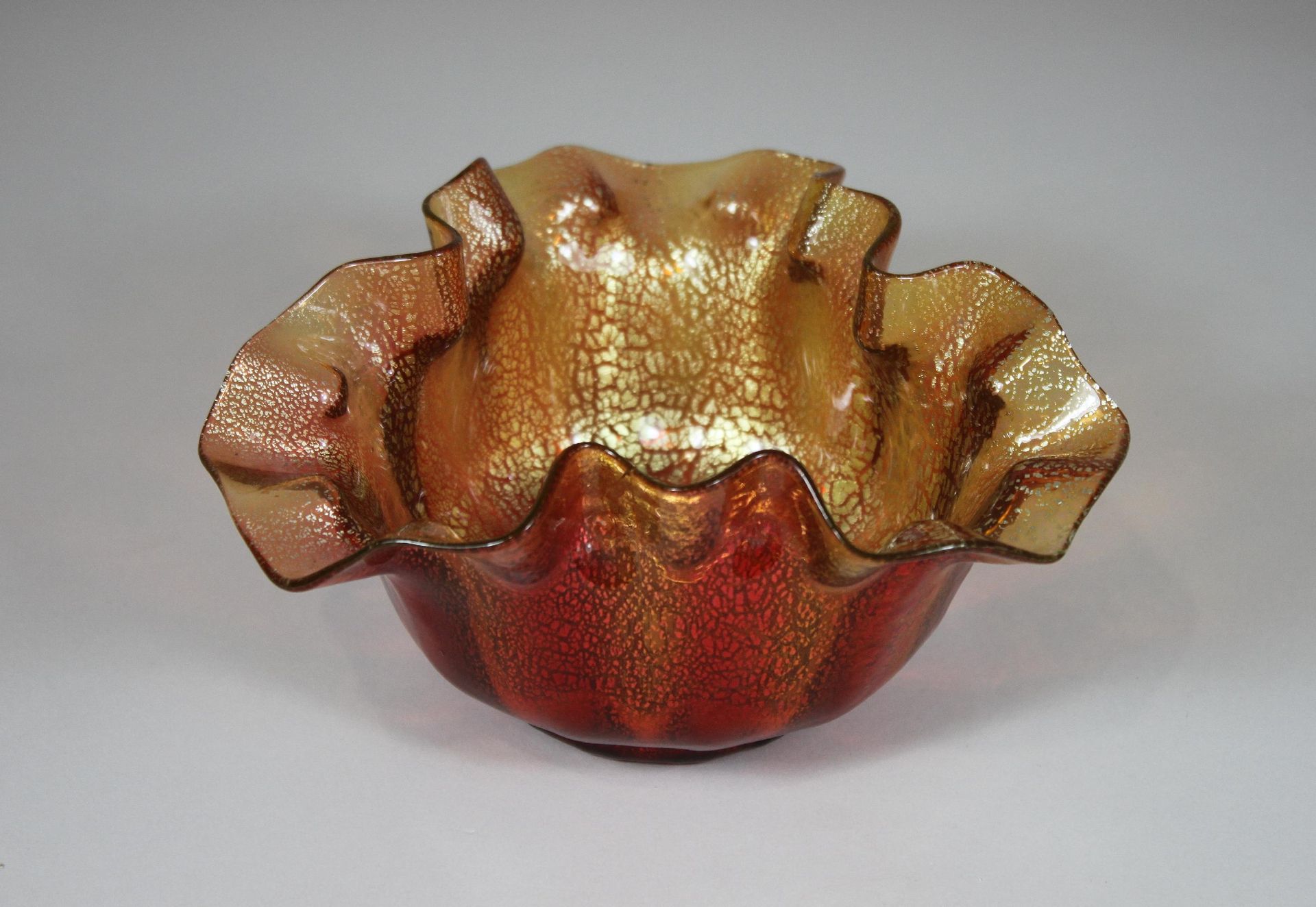 Wienner Schale, Glas 维恩纳碗，玻璃，棕红色，金色，波浪形。Dm.: 约15厘米。状况非常好。