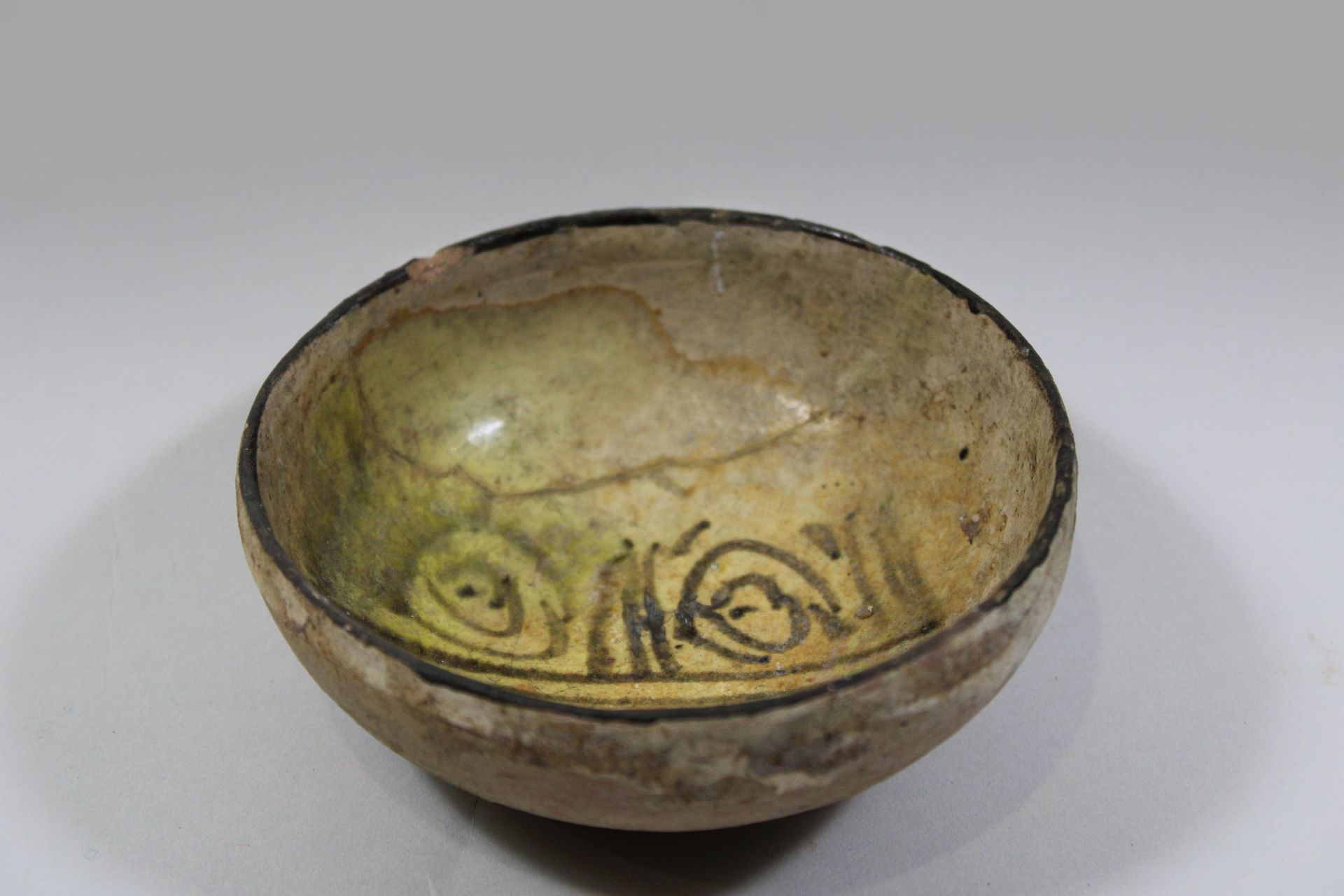Runde Schale, persisch, 12.-14. Jh. Round bowl, excavation, Persian, 12th-14th c&hellip;