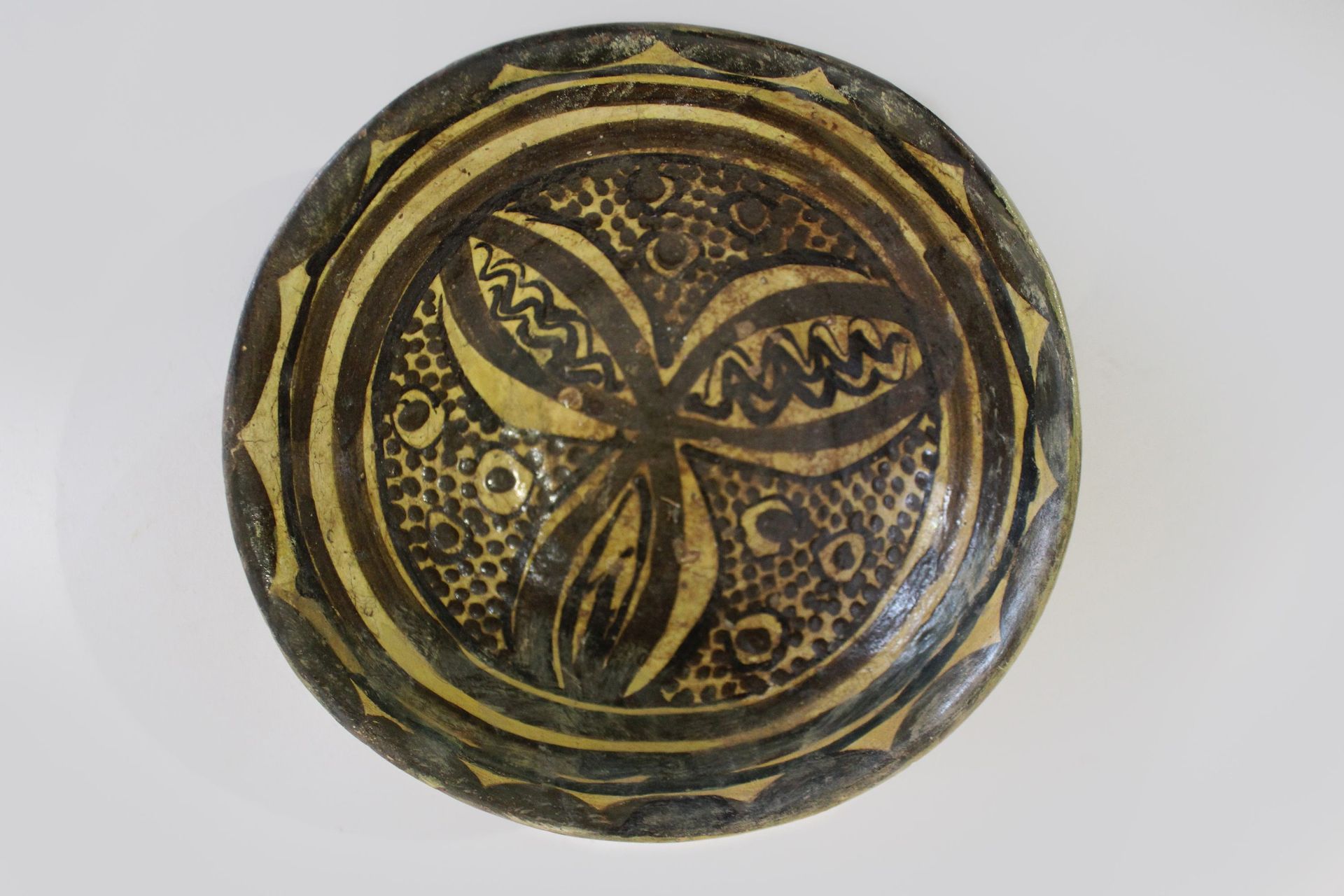 Große Schale, persisch, 12.-14. Jh. Gran cuenco, excavación, persa, siglos XII-X&hellip;