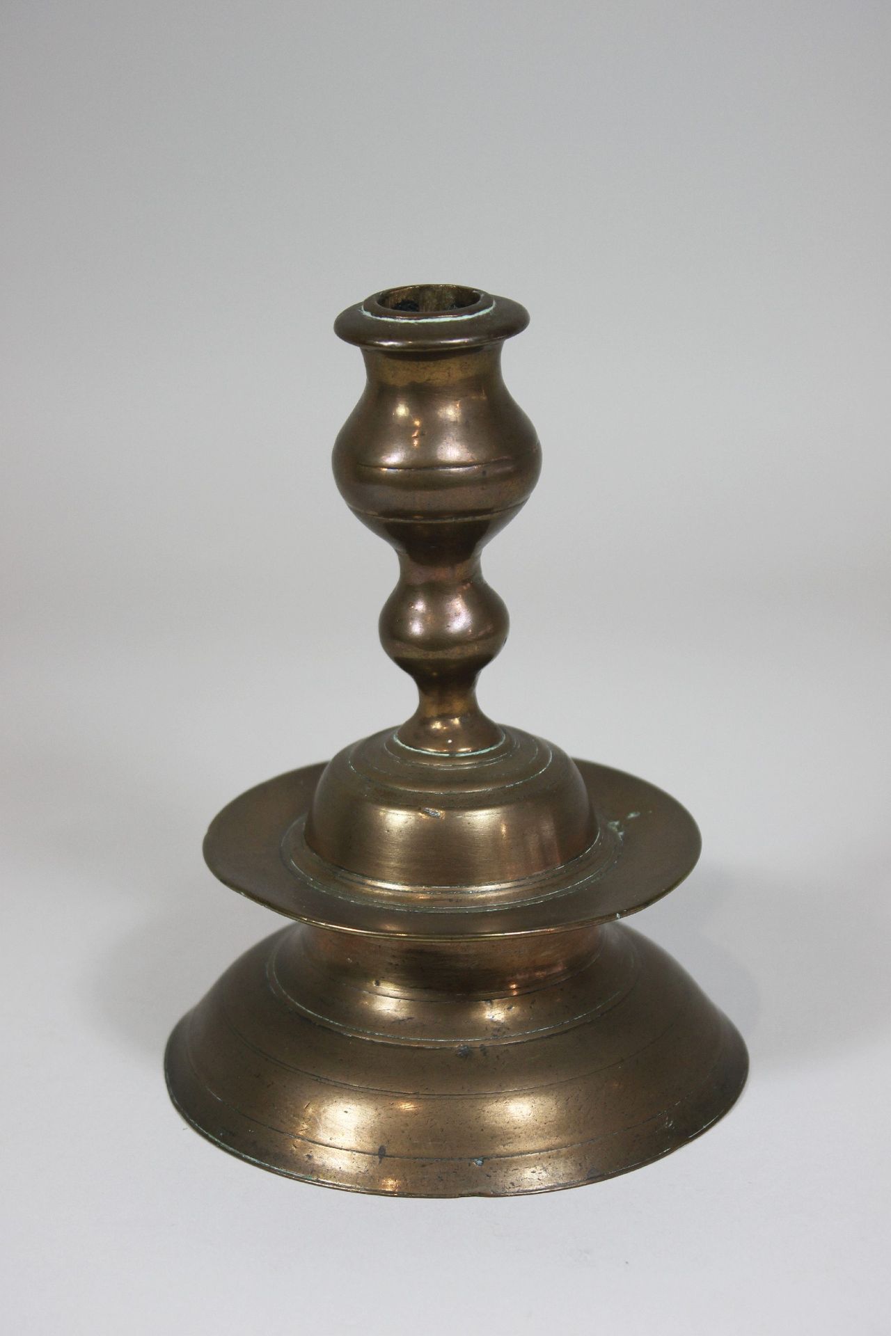 Glockenleuchter, um 1700, Süddeutschland 钟形烛台，约1700年，青铜，南德，铸造，单火。高：16厘米。状况良好，与年龄&hellip;