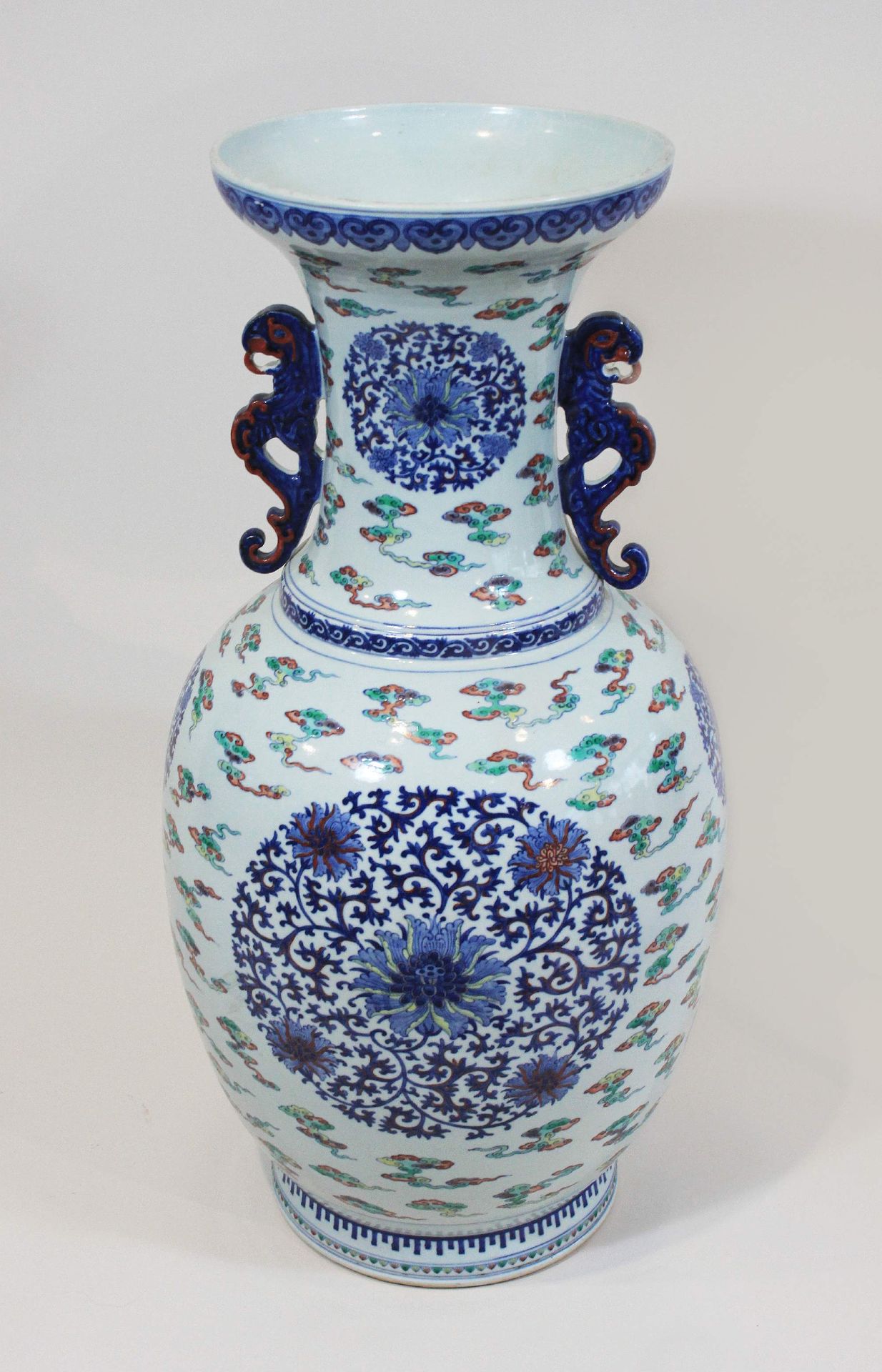 Große Vase, China 
大花瓶，中国，18世纪，釉下青花，谨慎的花卉装饰。高：80厘米。由于年代久远，状况良好，油漆略有磨损。