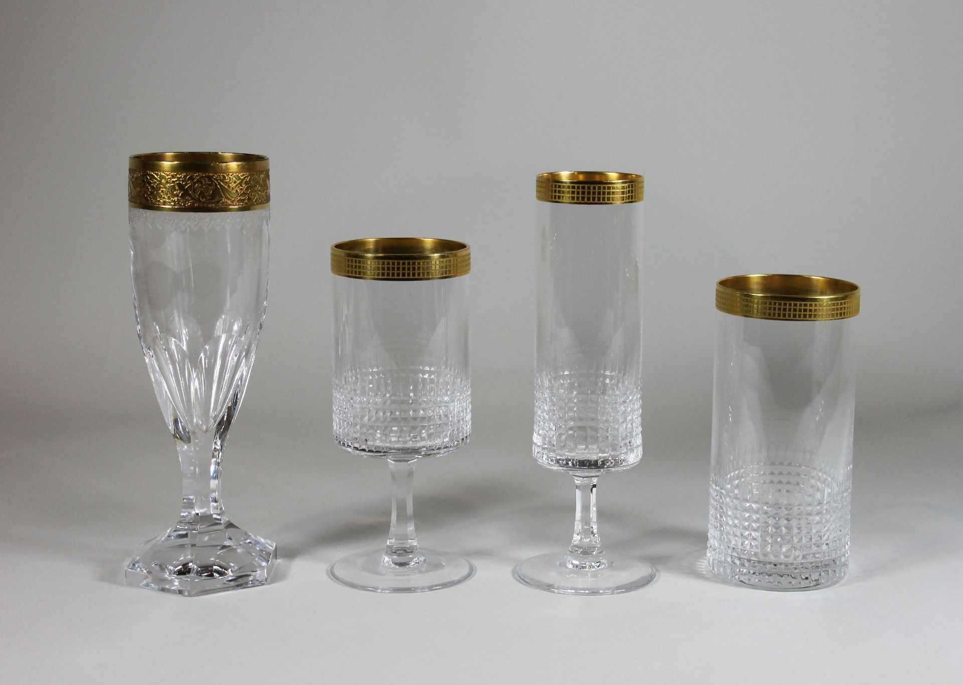 Konvolut Kristallgläser mit Goldrand, 29-tlg. 金边水晶杯套装，29只，6只长酒杯，高：12厘米，6只葡萄酒杯，高：&hellip;