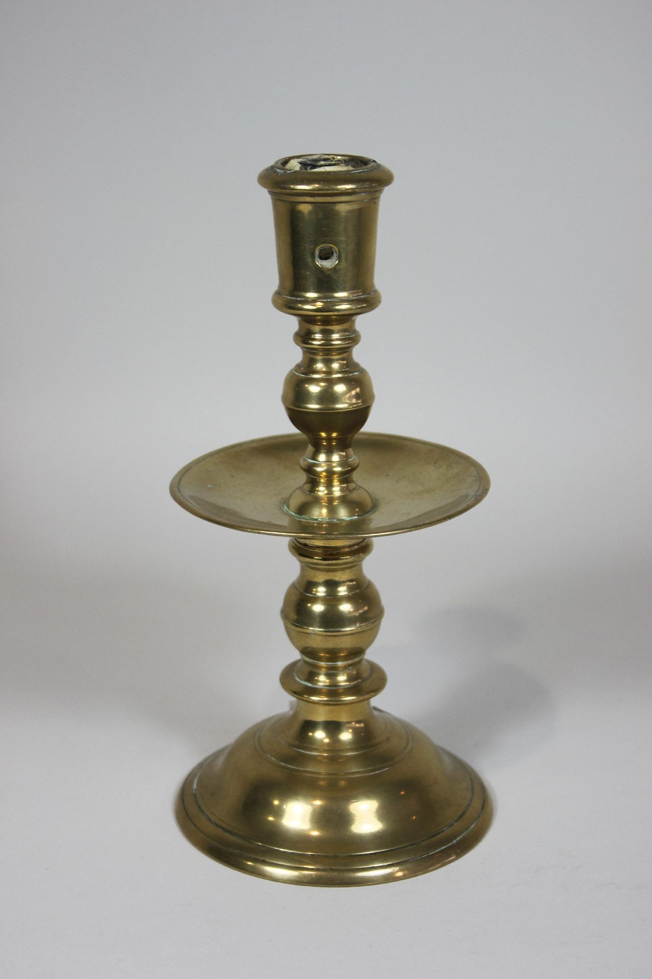 Leuchter, 17. Jh., Messing Candlestick, 17th c., cast brass, single flame. H.: 2&hellip;