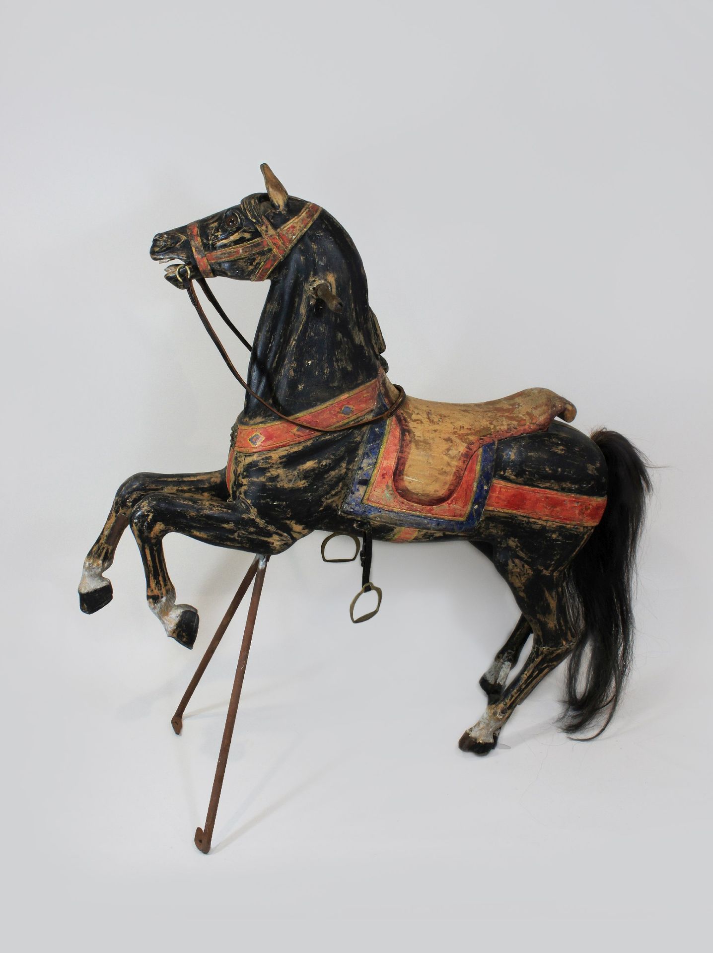 Karussellpferd, Holz Cheval de manège, en bois, peint en polychromie, queue en c&hellip;