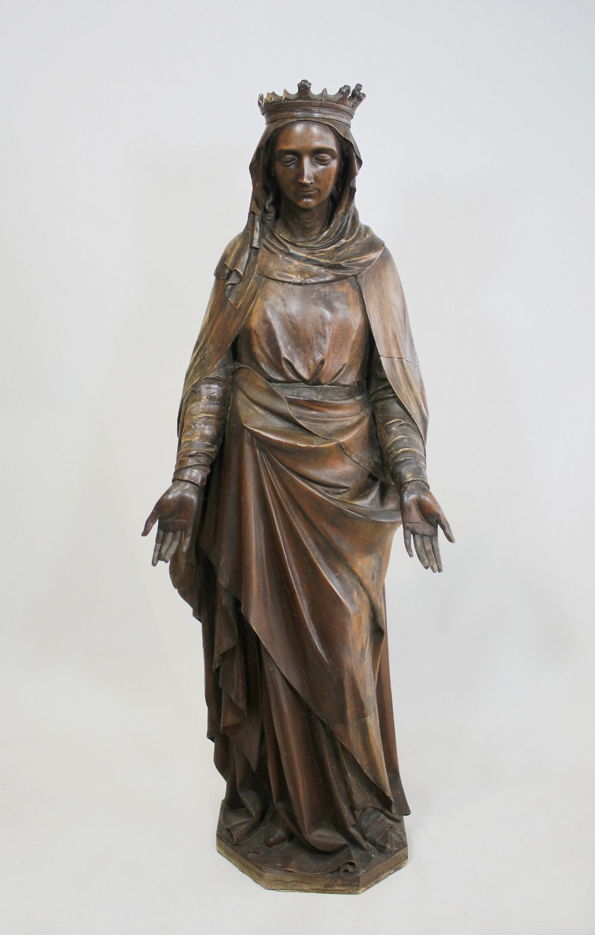 Madonna mit Krone, Sakralfigur, Holz 带皇冠的圣母，圣像，木质，整体雕刻，底座上有张开双臂的玛丽。高：约145厘米。由于年代&hellip;