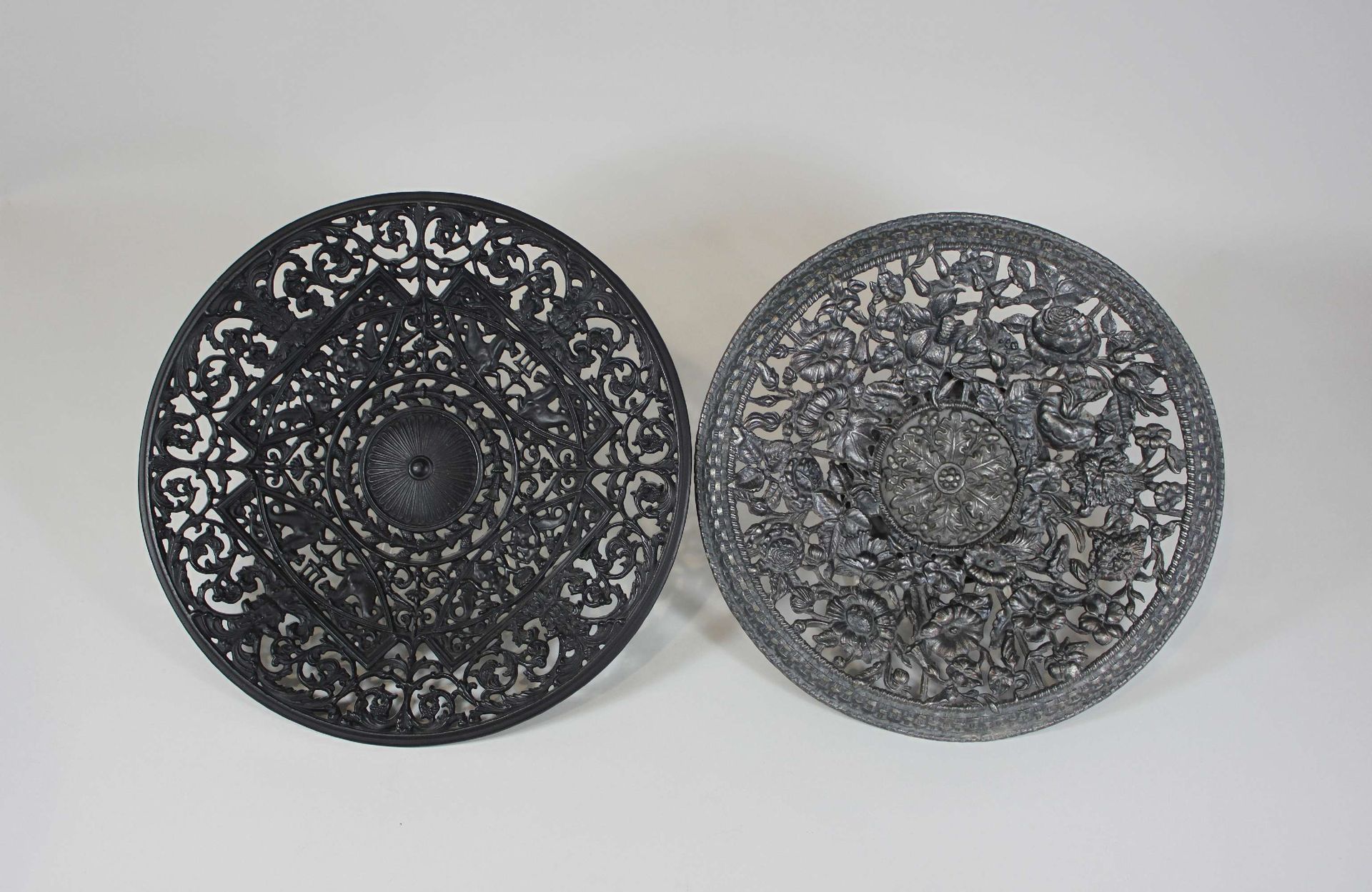Schinkelteller, Gusseisen 2个Schinkel盘子，铸铁，1个Buderus 1731.直径：27.5厘米。1个镂空的花纹装饰。Dm.&hellip;
