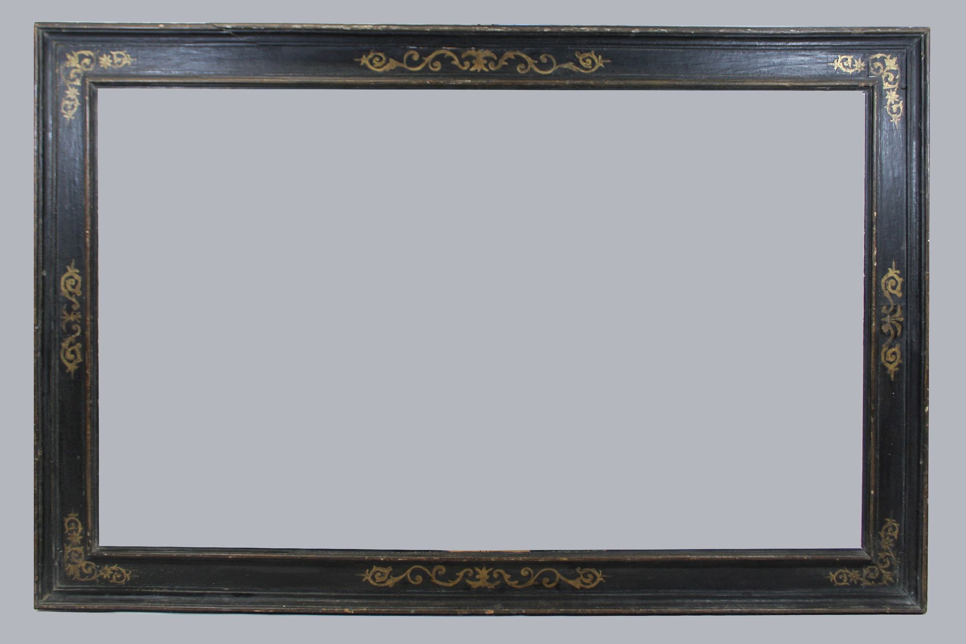 Kassettenrahmen, 16. Jh. 盒式框架，16世纪，深棕色油漆，花纹画，光滑的顶部，狭窄的倾斜卡尼，珠状轮廓作为装饰，原始衣架。外部尺寸：13&hellip;