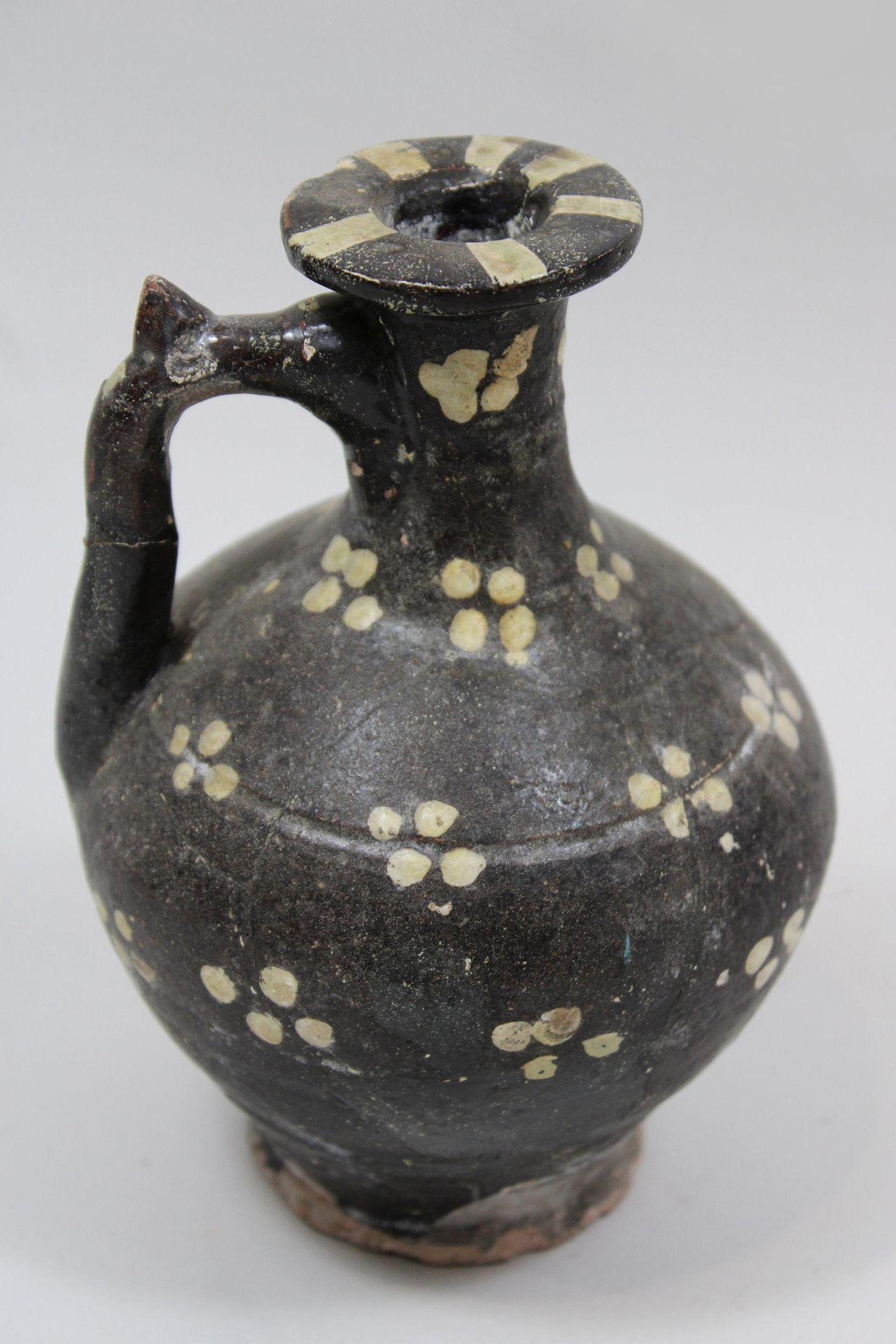 Krug, persisch, 12.-14. Jh. Jug, excavation, Persian, 12th-14th c., light clay, &hellip;