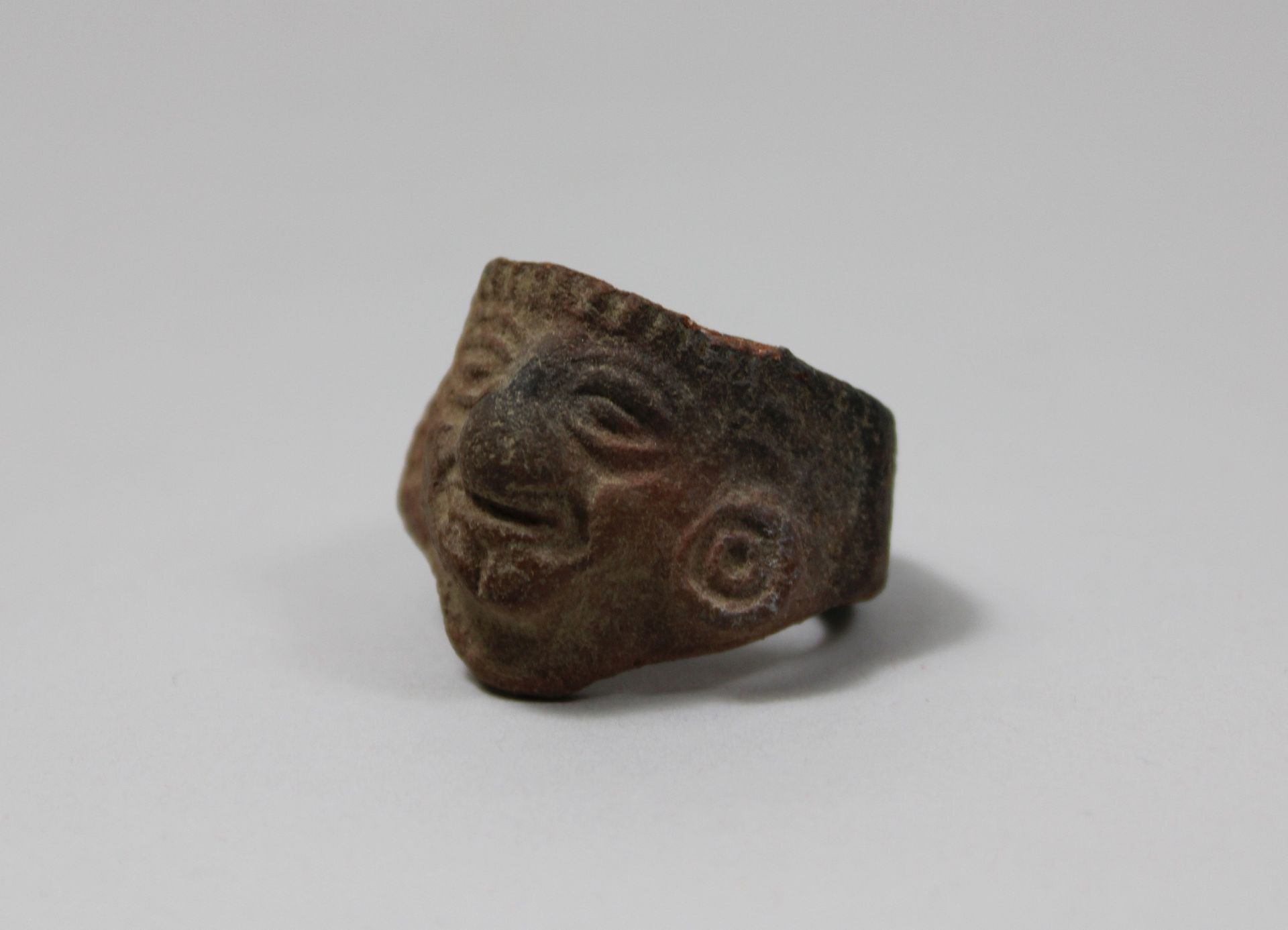 Ring, wohl persisch 戒指，可能是波斯人，发掘发现的，粘土，面具浮雕。Dm. 约2.6厘米。Meerbusch附近的私人收藏。