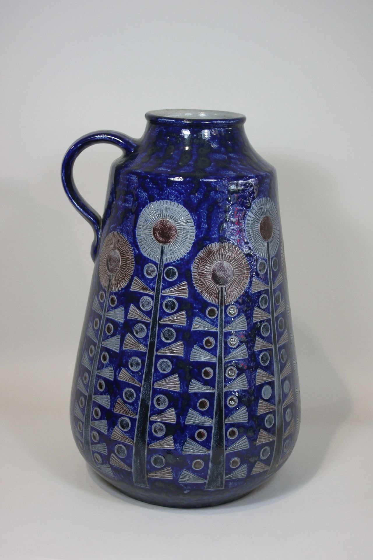 Keramikkrug 陶瓷壶，盐釉，装饰有抽象的向日葵。高：48厘米。