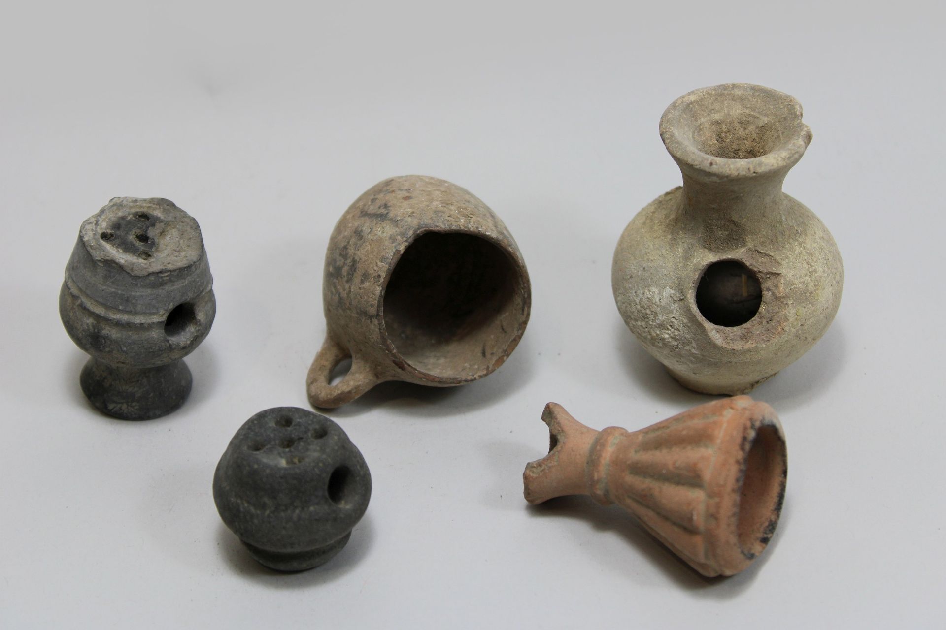 5x Keramikobjekte, römisch-ägyptisch, v. Chr. 5 objets en céramique, fouilles, r&hellip;