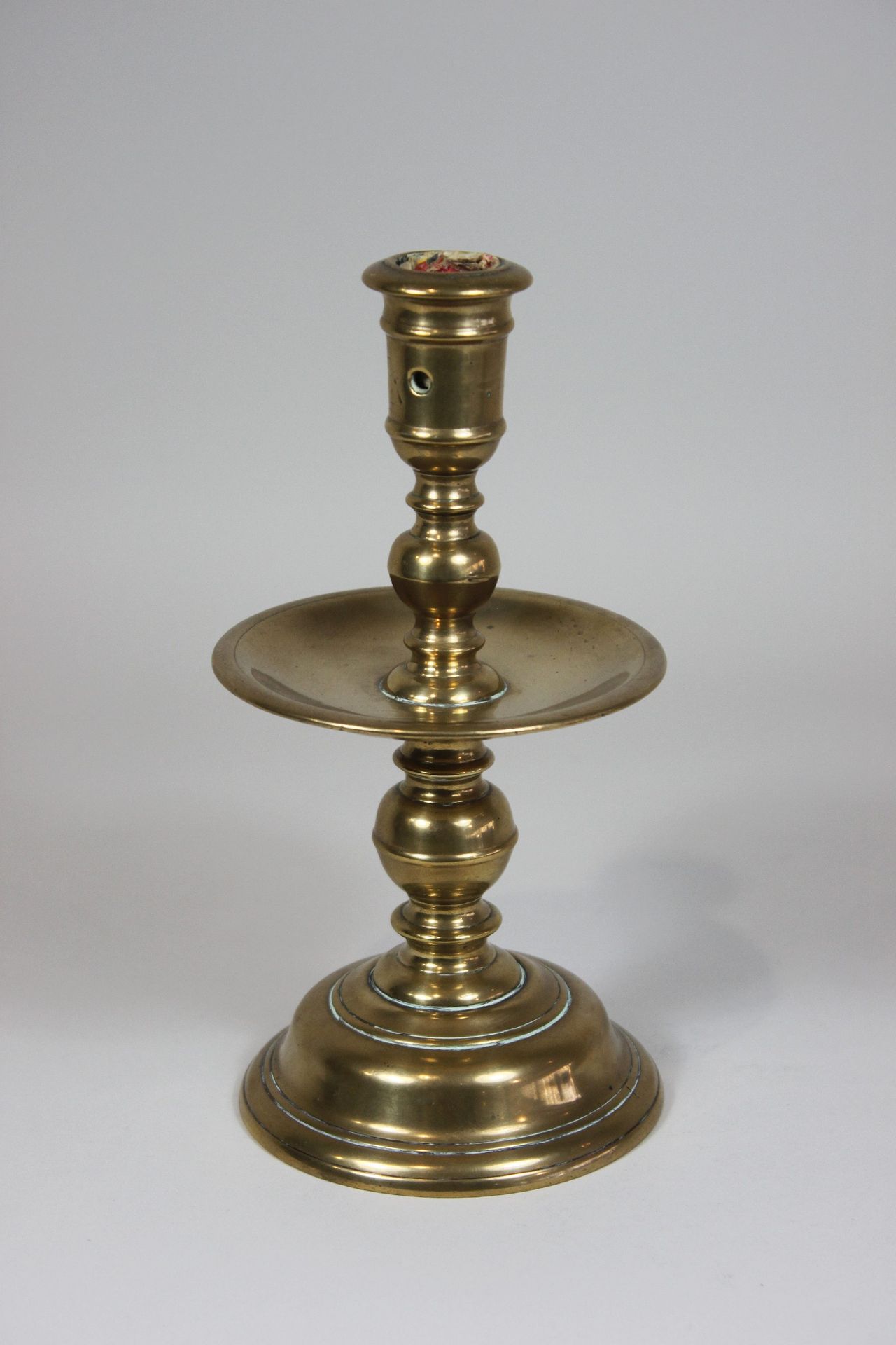 Leuchter, 17. Jh., Messing 烛台，17世纪，黄铜铸造，单火。高：22厘米。状况良好，与年龄有关。