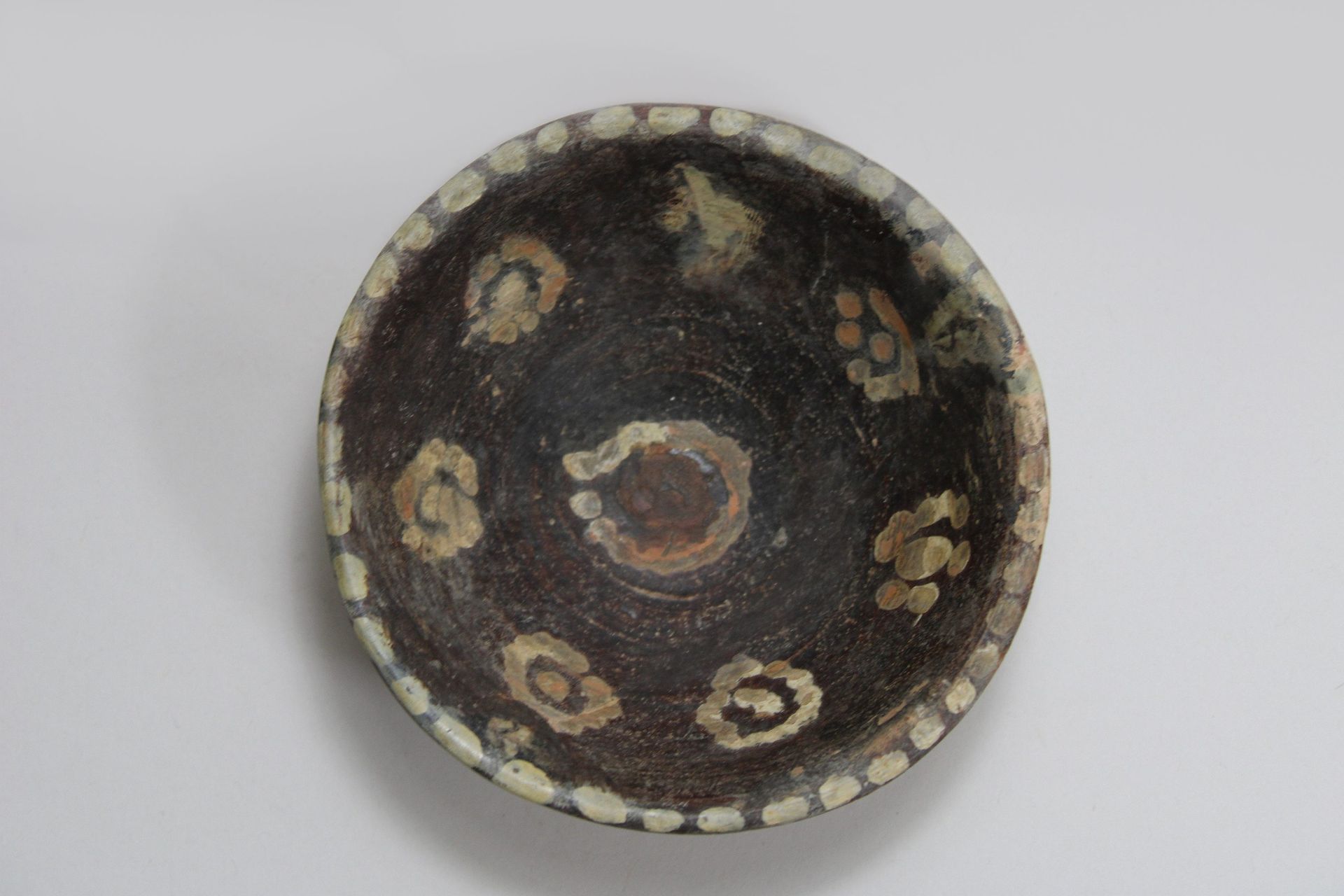 Schale, persisch, 12.-14. Jh. Bowl, excavation, Persian, 12th-14th c., light cla&hellip;