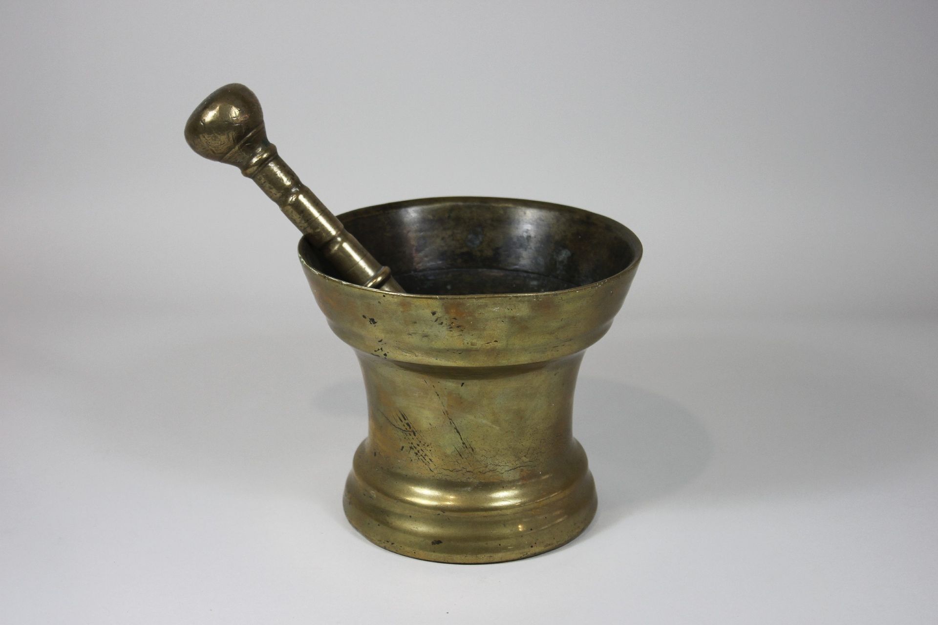 Großer Mörser mit Pistill Large mortar with pestle, brass, cast. H.: 14 cm, dm.:&hellip;