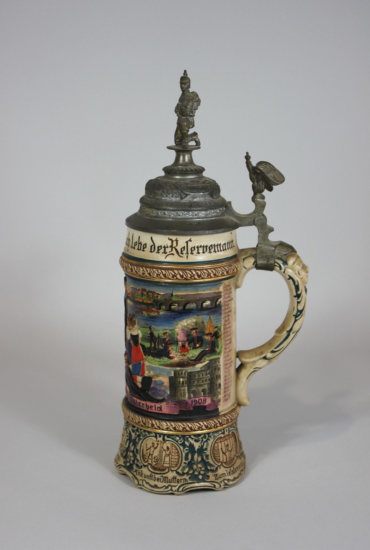 Reservistenkrug, Steinzeugkrug, 1906/08 后备军壶，1906/08，石器壶，有多色装饰和高锡顶，高：32厘米。