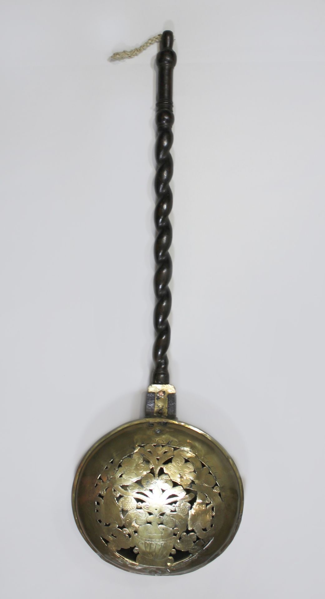Bettwärmer, 18./ 19. Jh. 带长木柄的暖床器，18/19世纪，带铰链盖的圆形黄铜容器，有镂空设计，转动的木柄。长：103厘米，直径：31厘&hellip;