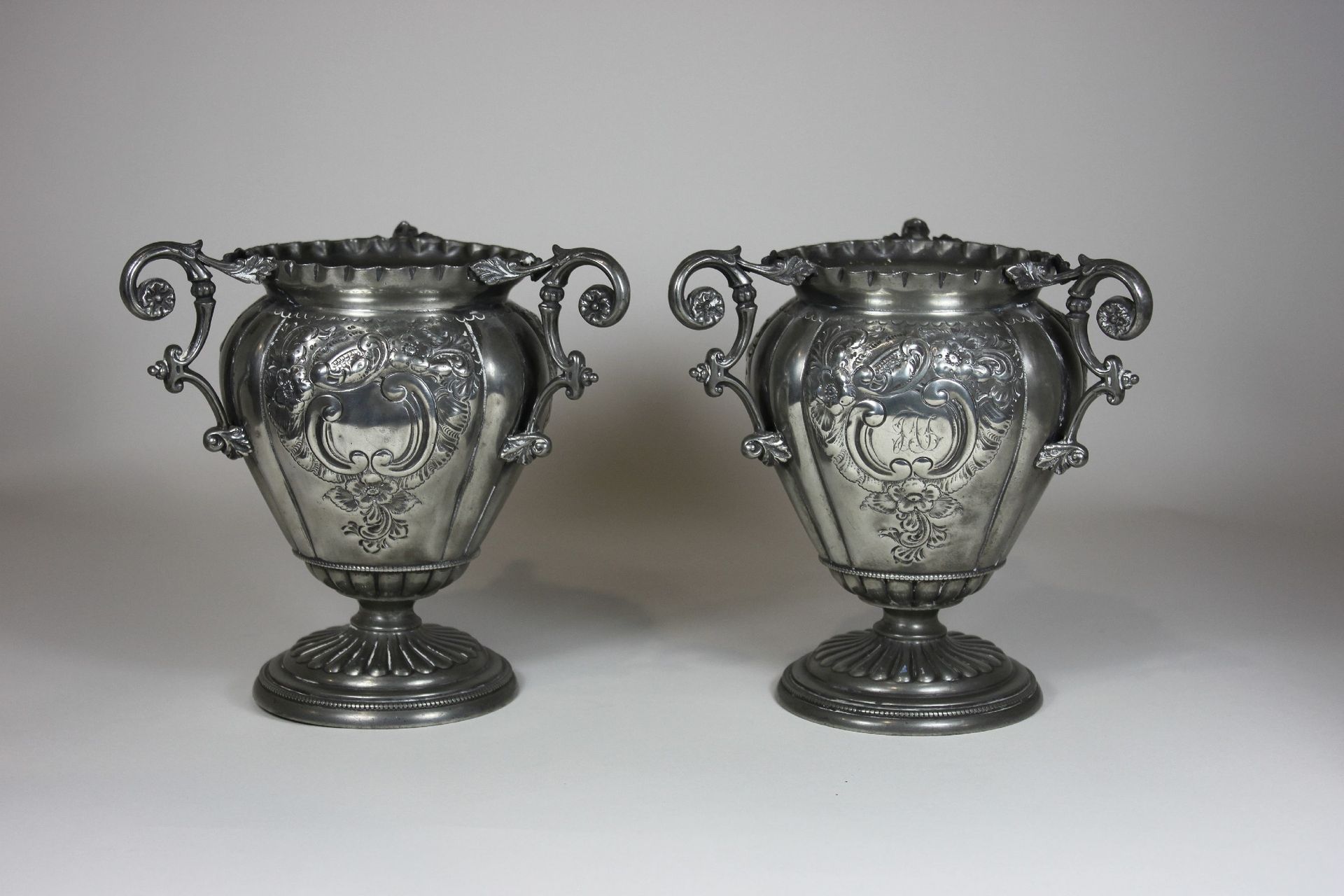 Paar Vasen, versilbert, England, Ende 19. Jh. Paire de vases, en métal argenté, &hellip;