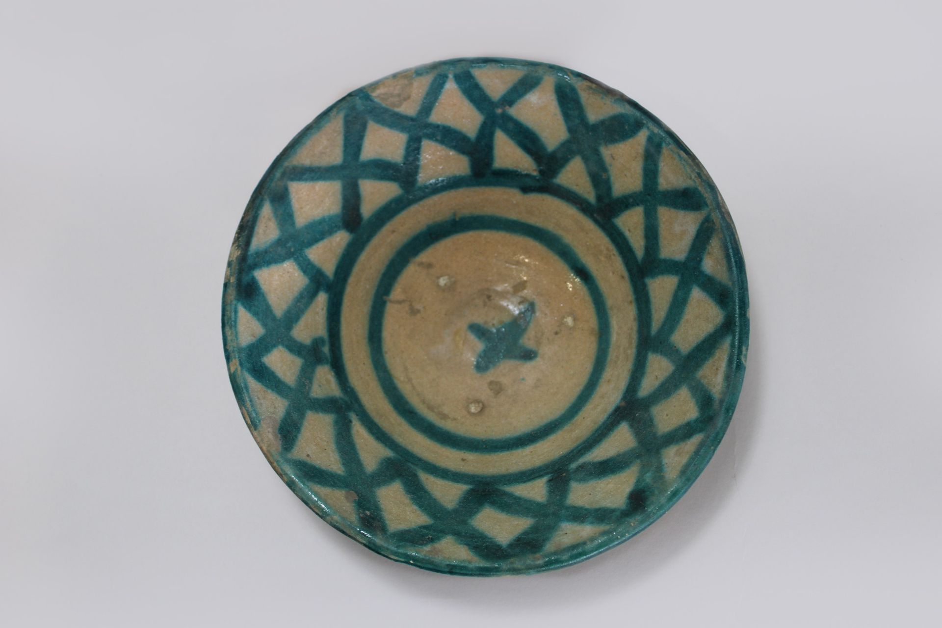 Schale, persisch, 12.-14. Jh. Bowl, excavation, Persian, 12th-14th c., light cla&hellip;