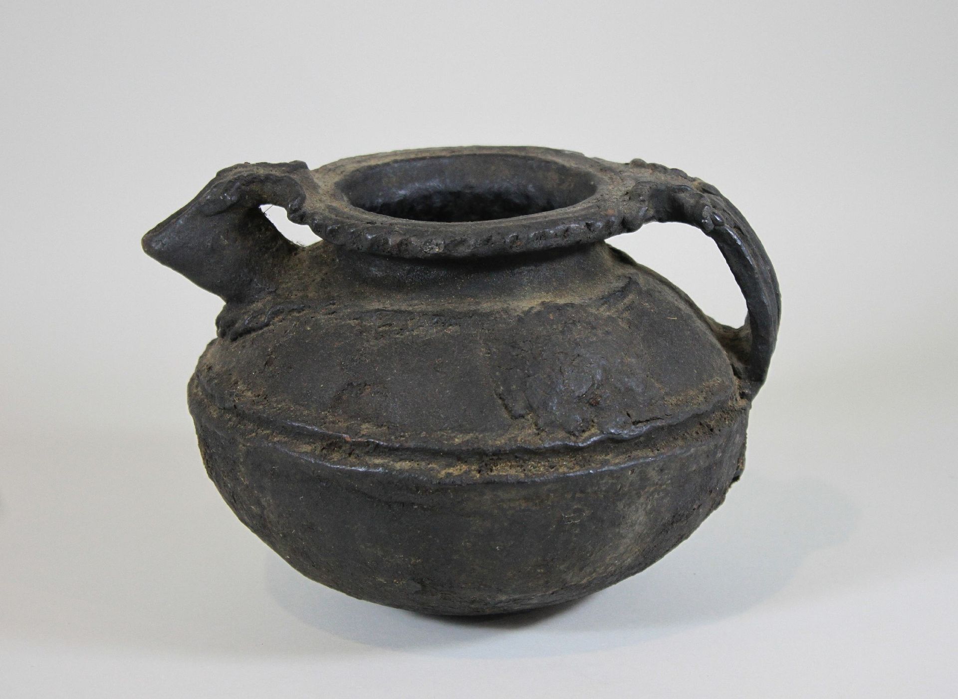 Griechisches Tongefäß, Wasserkrug, ca. 16./17. Jh. 希腊陶器，水壶，约16/17世纪，壶嘴处有公羊头。长约20&hellip;