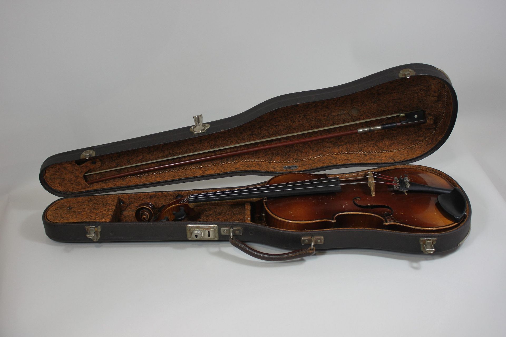 Geige nach Jakob Steiner 仿照雅各布-斯泰纳的小提琴，背面有品牌，琴桥由鲍什制作，有琴盒和琴弓。长：60厘米。因年代久远，使用过的痕迹，&hellip;