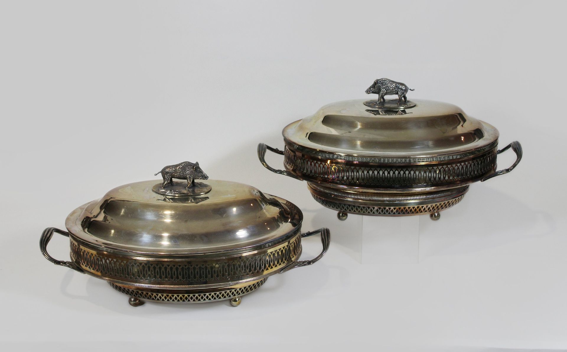 Konvolut zwei versilberte Terrinen Mixed lot of two silver plated tureens, handl&hellip;