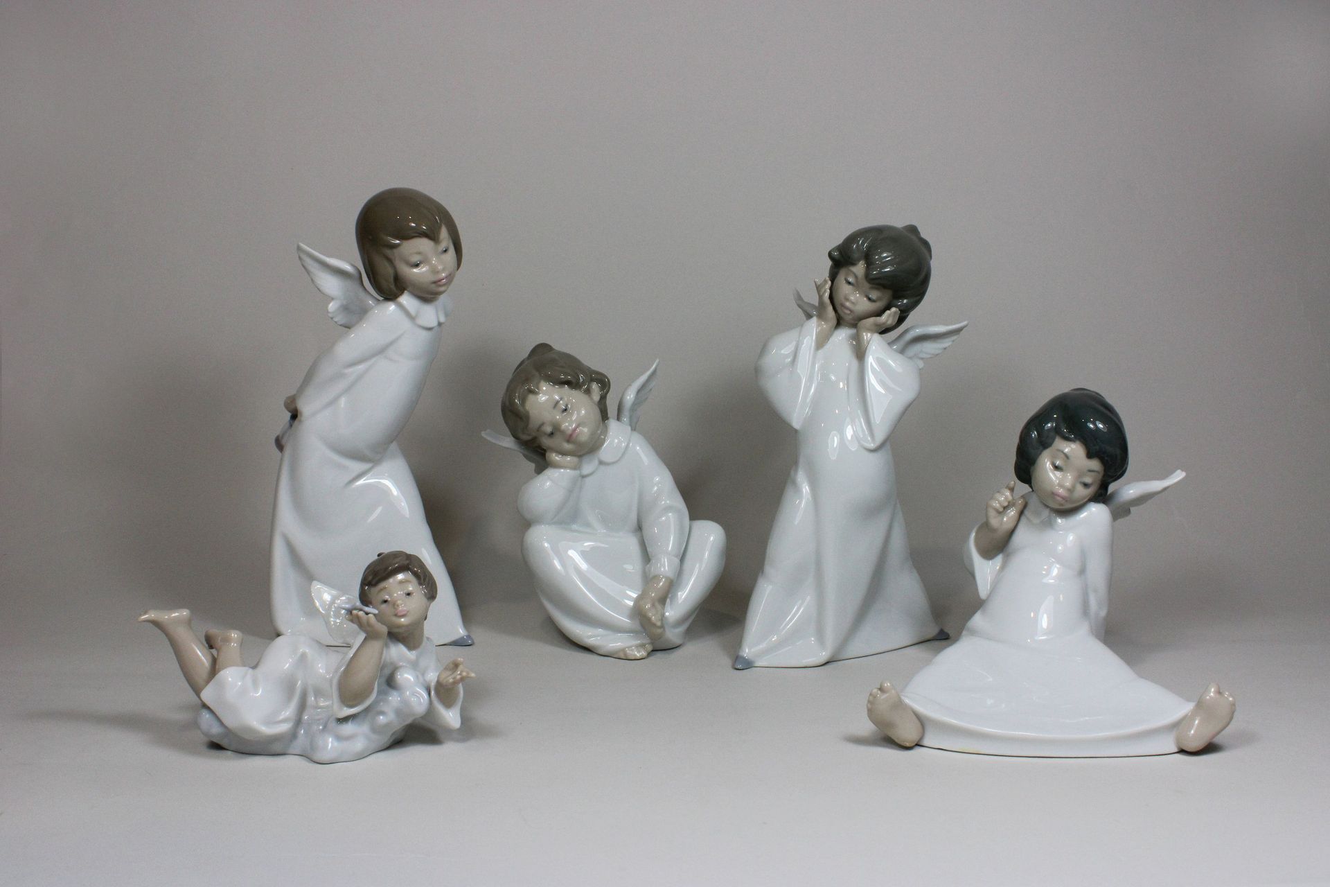 Konvolut Porzellanfiguren. Lladro, Engel 各类瓷器人物。LLADRO，天使，躺着的天使，1989年，高：约9厘米，宽：约&hellip;