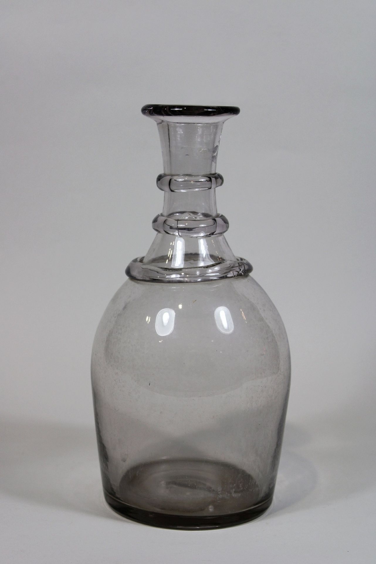 Weinkaraffe, mundgeblasen 酒杯，口吹，大概18或19世纪，颈部有环，高：约25厘米，容量约1-1.5升，有使用痕迹，状况与年代相称。