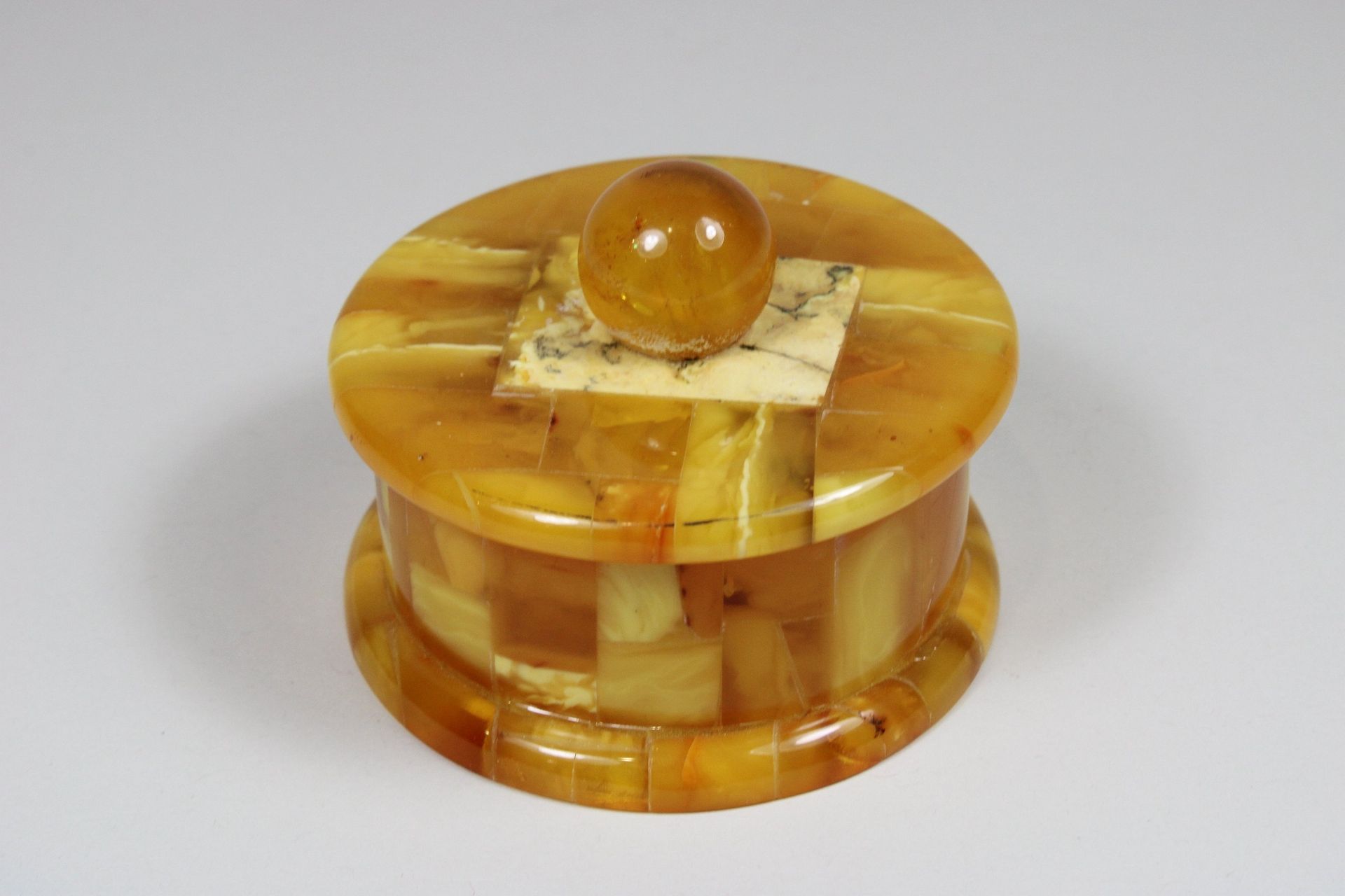 Bernsteindose, 20. Jh. Amber box, 20th century, h. Ca. 5 cm, dm. Ca. 6 cm, good &hellip;